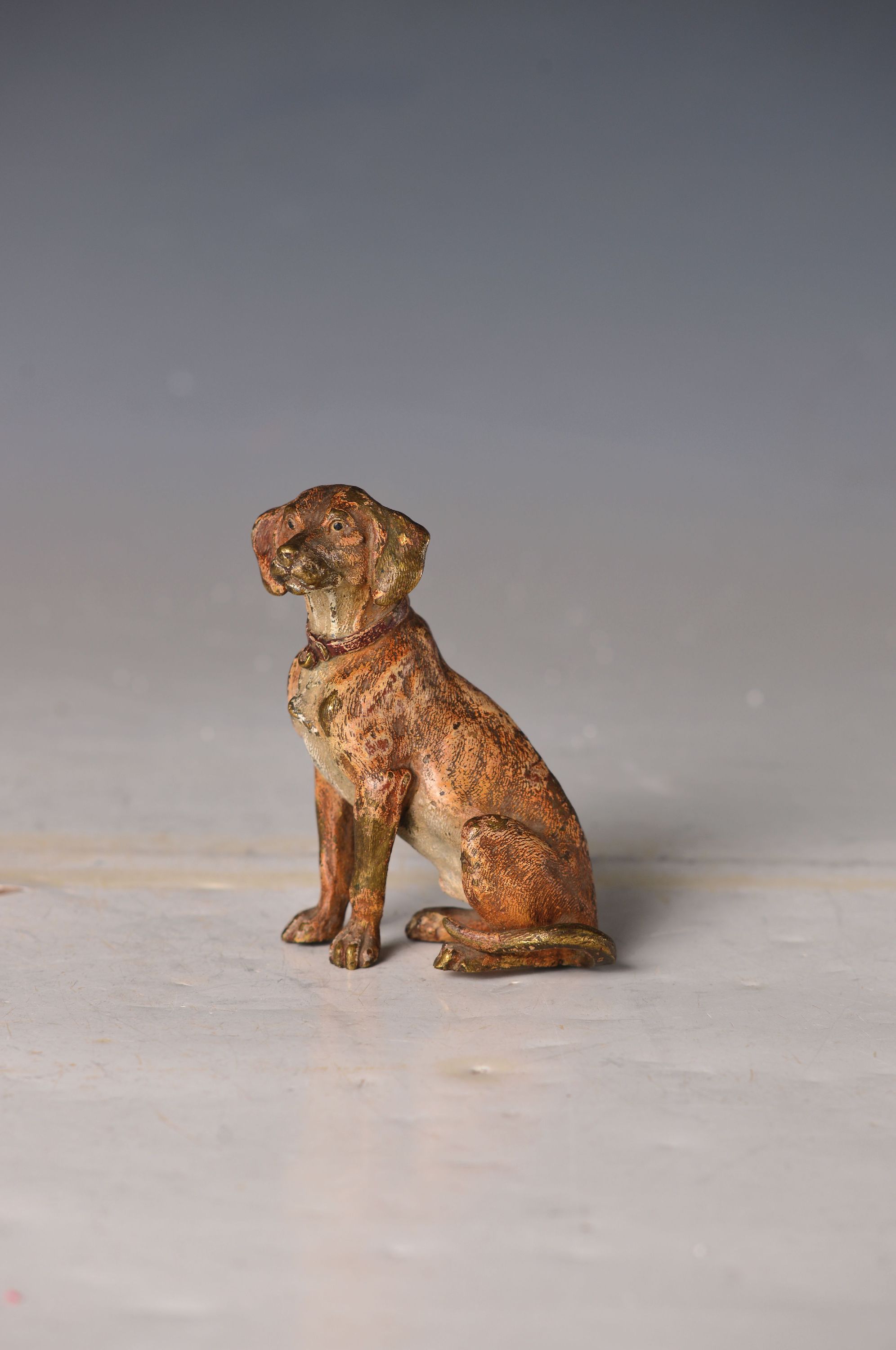 Detail a: Große Wiener Bronze, um 1900, sitzender Schweißhund, naturalistisch polychrom staffiert, massiv, ca. 10.5x11.5 cm, ungemarkt