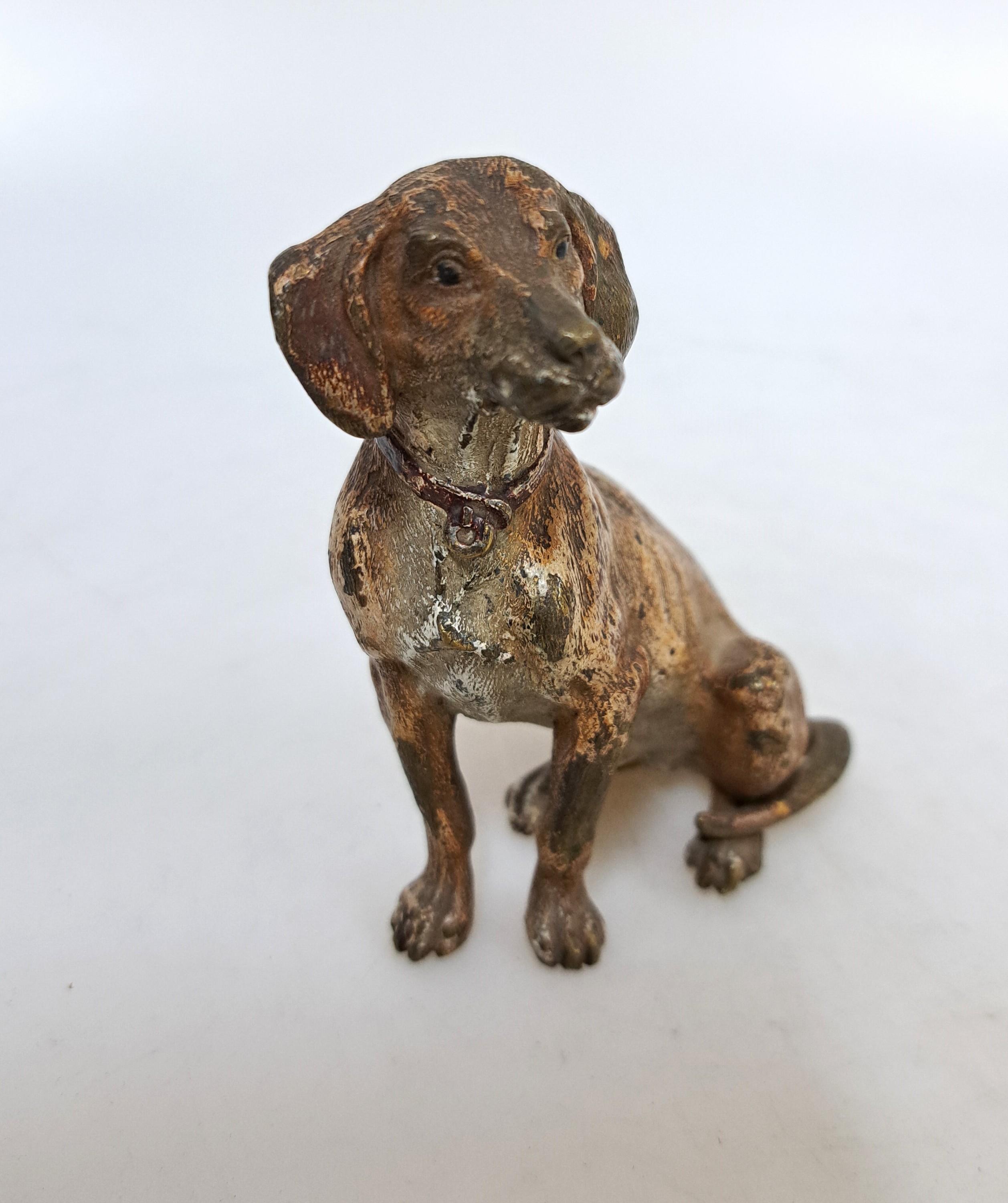 Detail c: Große Wiener Bronze, um 1900, sitzender Schweißhund, naturalistisch polychrom staffiert, massiv, ca. 10.5x11.5 cm, ungemarkt