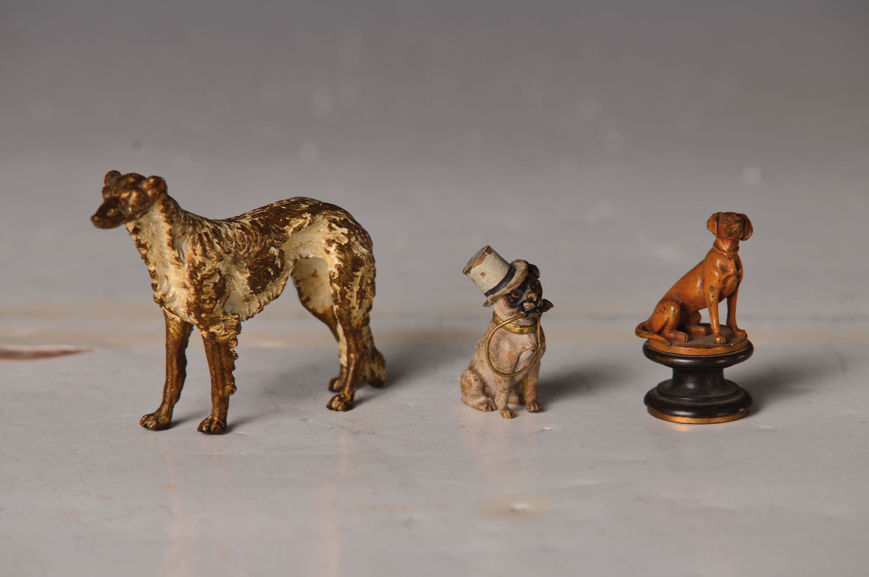 Image 26954975 - Drei Wiener Bronze, Hundeskulpturen, um 1900-Anfang 20. Jh., ungemarkt, stehender ...