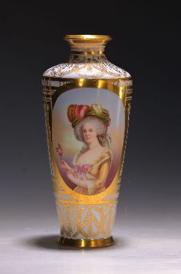Image Vase, Dresden, um 1900, Porzellan, reiche Goldmalerei, in Kartusche feine bunte Malerei ...