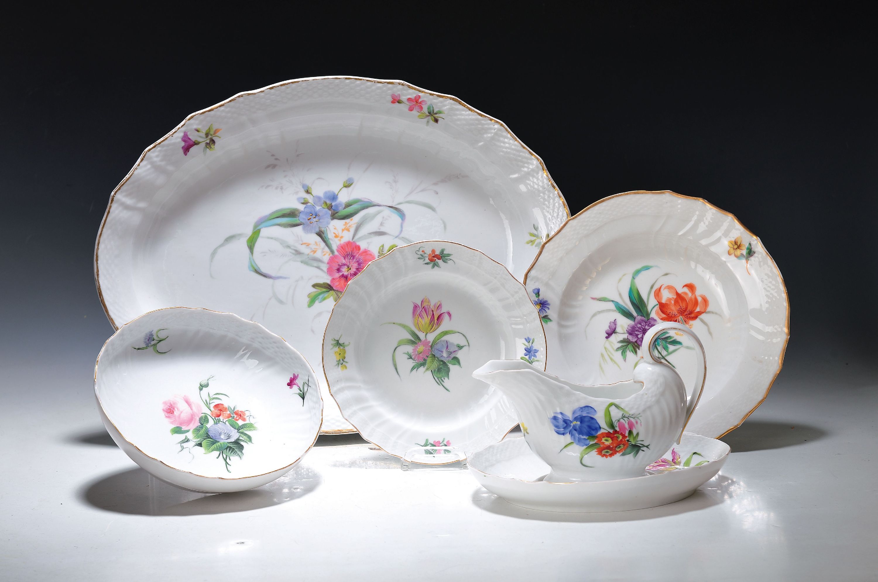 Speiseservice Neubrandenstein, Royal Copenhagen, 1870-1890, Porzellan, Goldrand, handbemalt mit Blumen, 15 Speiseteller D. 25 cm, 9 Suppenteller D. ...