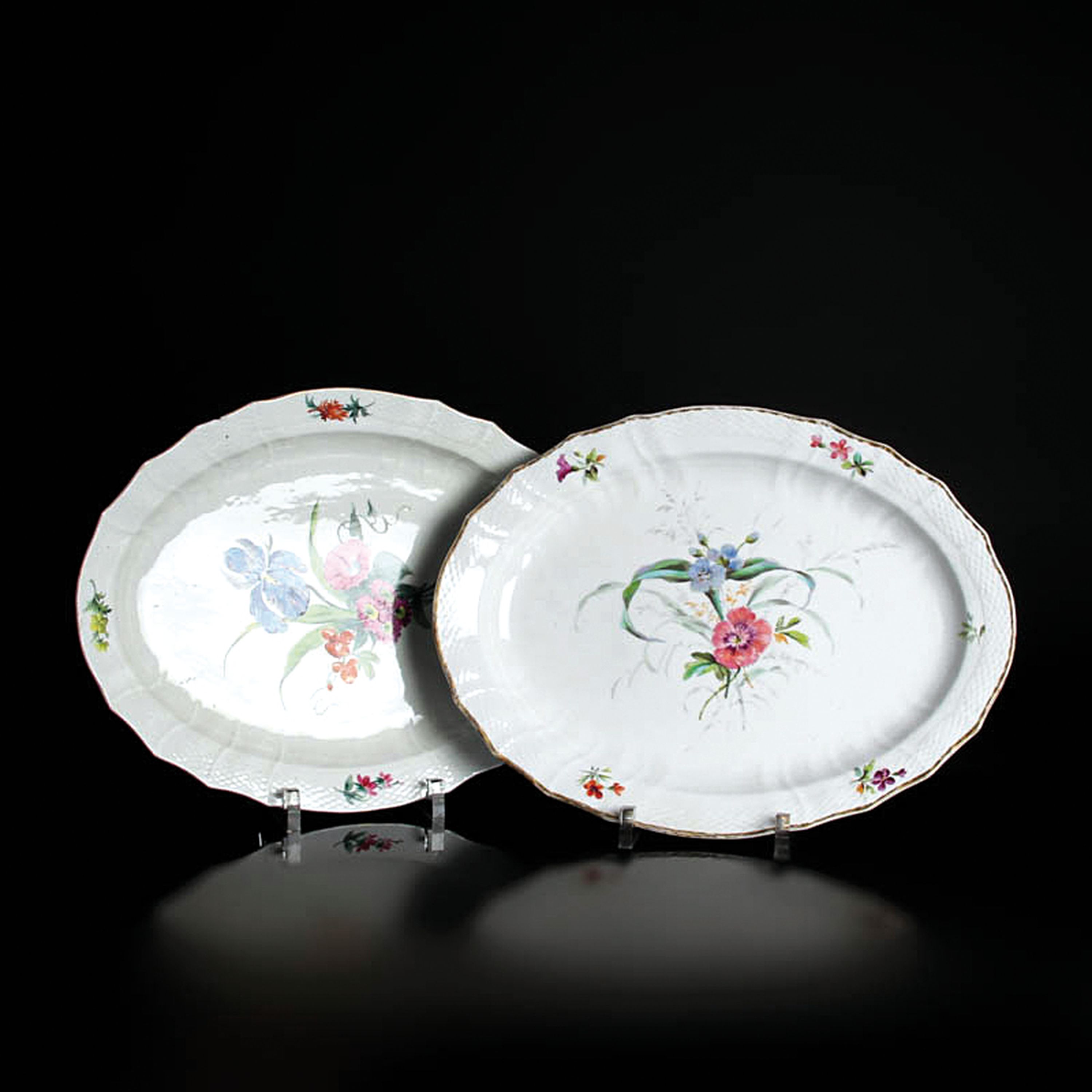 Detail a: Speiseservice Neubrandenstein, Royal Copenhagen, 1870-1890, Porzellan, Goldrand, handbemalt mit Blumen, 15 Speiseteller D. 25 cm, 9 Suppenteller D. ...