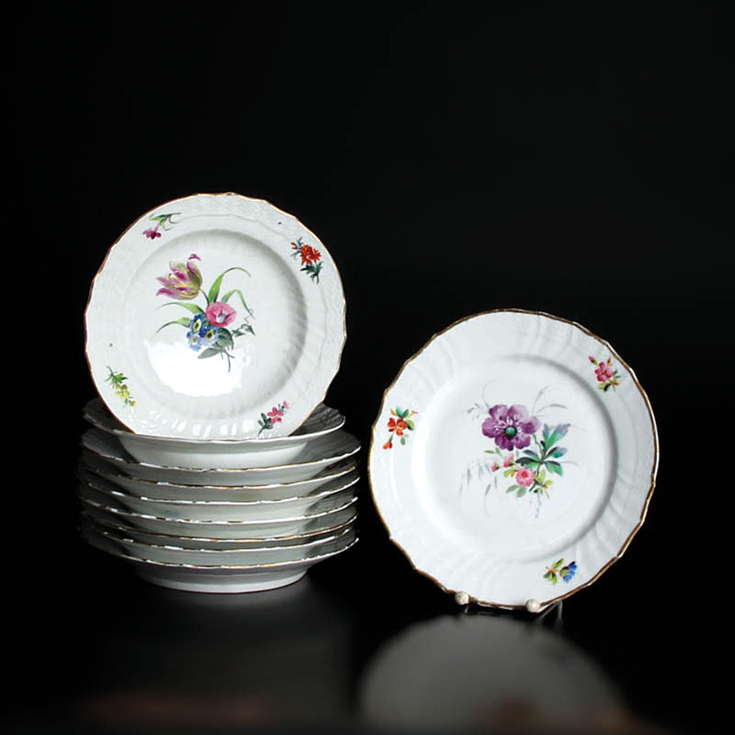 Detail d: Speiseservice Neubrandenstein, Royal Copenhagen, 1870-1890, Porzellan, Goldrand, handbemalt mit Blumen, 15 Speiseteller D. 25 cm, 9 Suppenteller D. ...