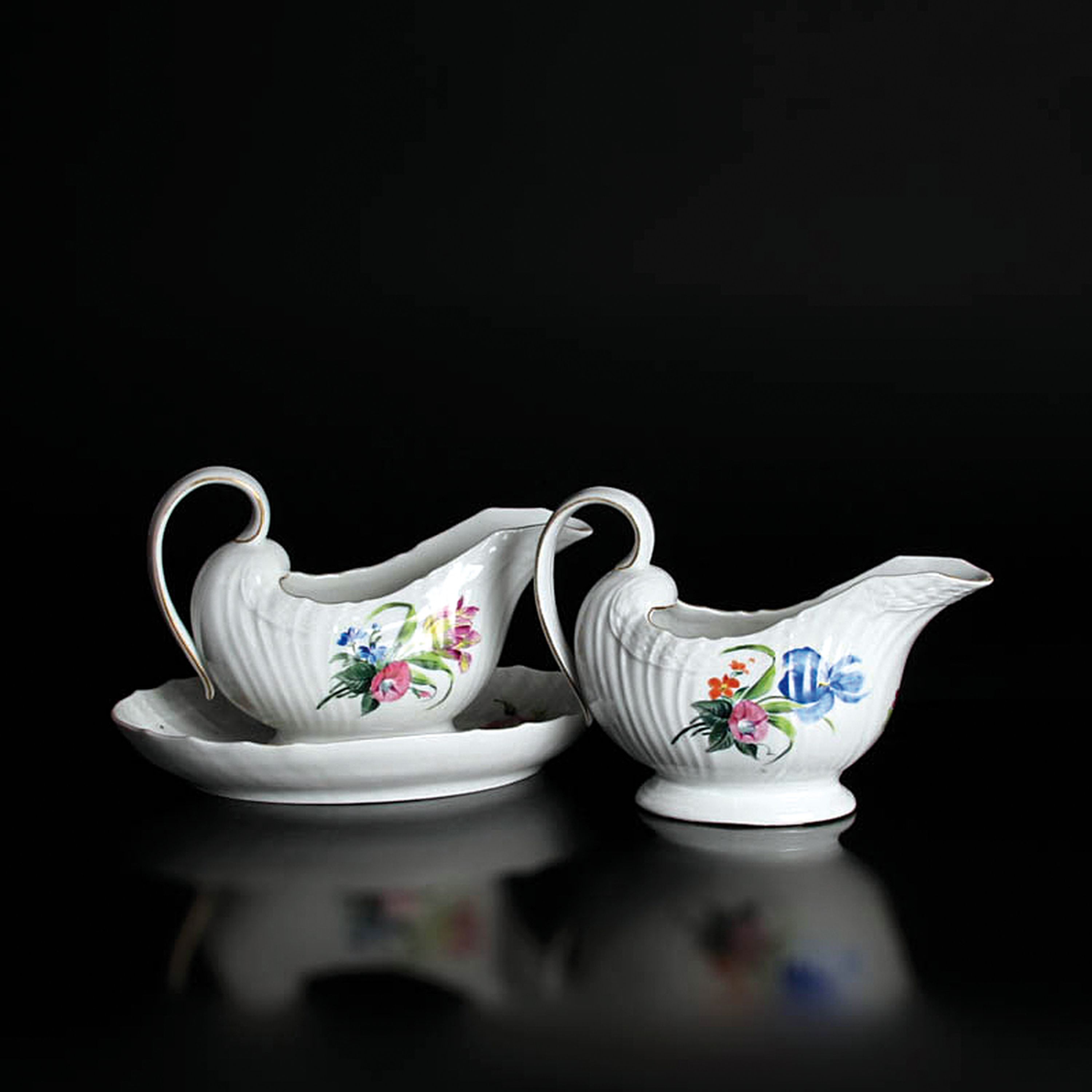 Detail h: Speiseservice Neubrandenstein, Royal Copenhagen, 1870-1890, Porzellan, Goldrand, handbemalt mit Blumen, 15 Speiseteller D. 25 cm, 9 Suppenteller D. ...