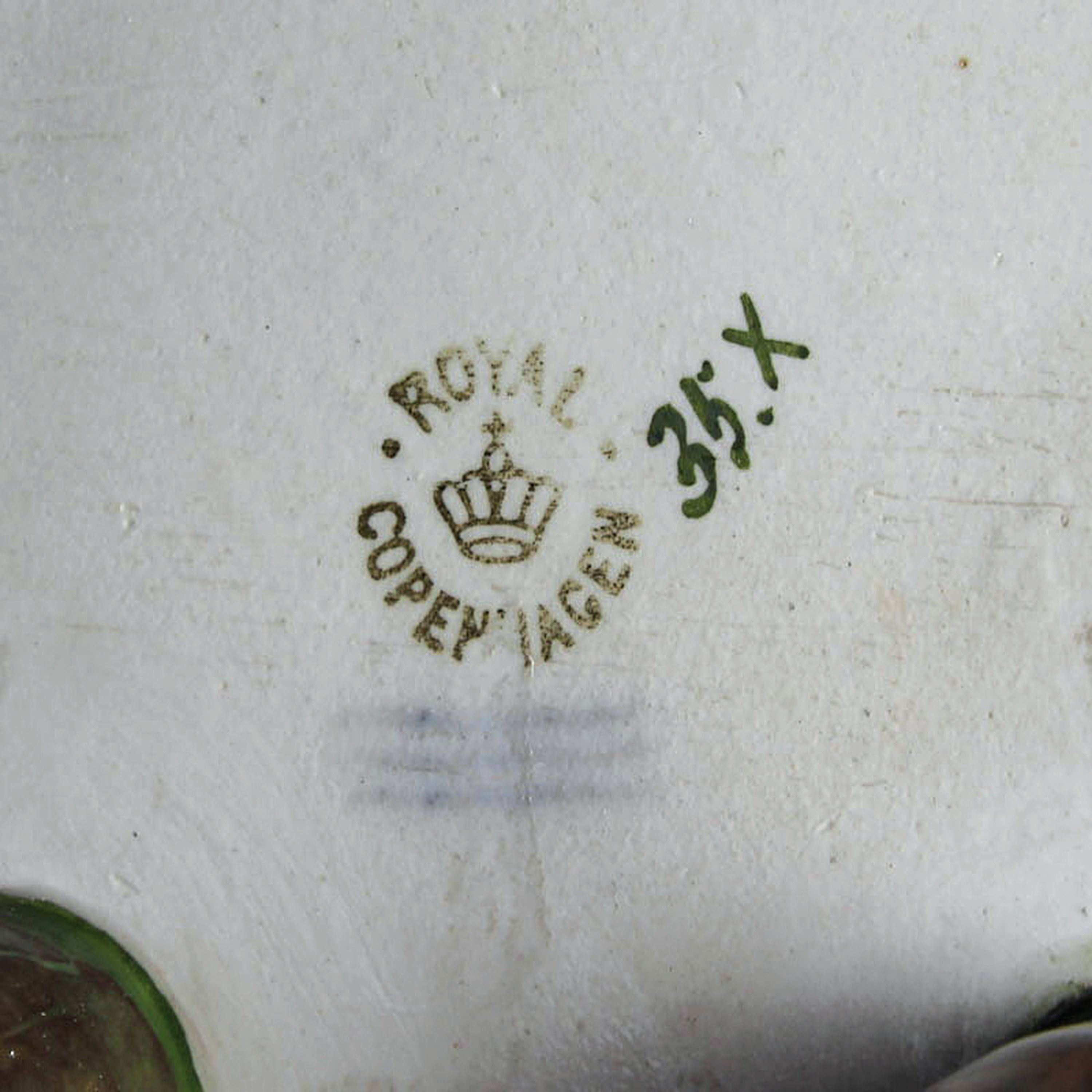Detail j: Speiseservice Neubrandenstein, Royal Copenhagen, 1870-1890, Porzellan, Goldrand, handbemalt mit Blumen, 15 Speiseteller D. 25 cm, 9 Suppenteller D. ...