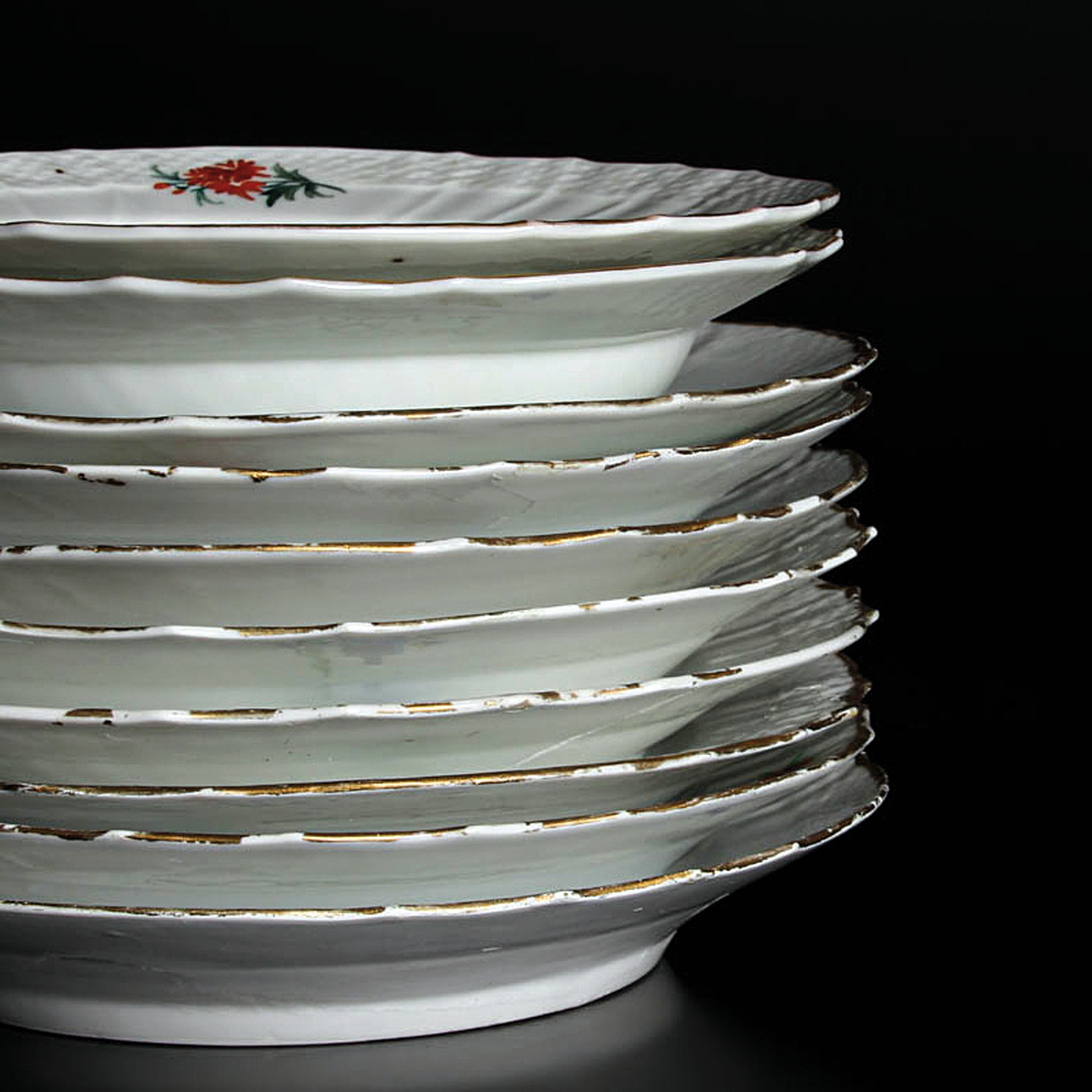Detail l: Speiseservice Neubrandenstein, Royal Copenhagen, 1870-1890, Porzellan, Goldrand, handbemalt mit Blumen, 15 Speiseteller D. 25 cm, 9 Suppenteller D. ...