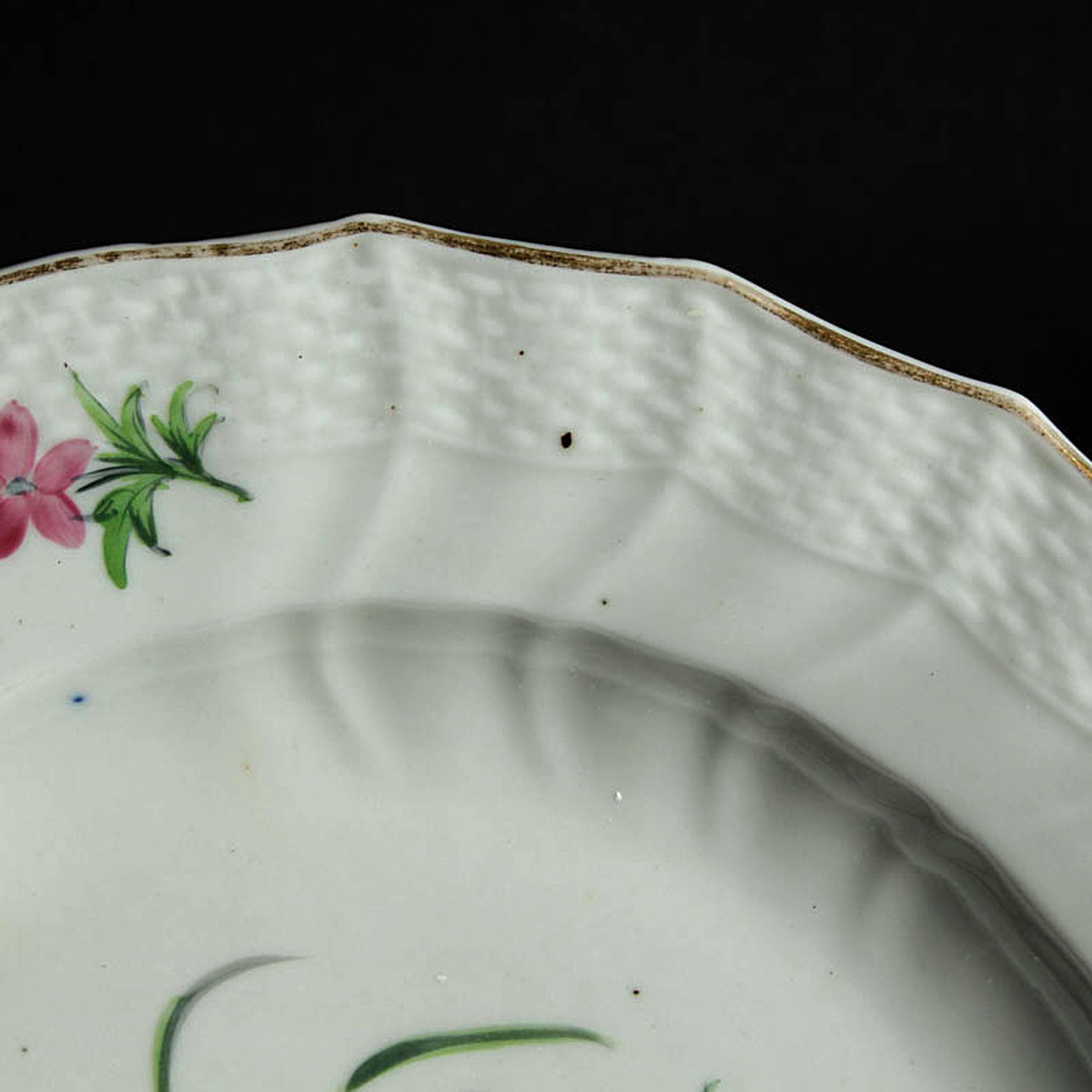 Detail m: Speiseservice Neubrandenstein, Royal Copenhagen, 1870-1890, Porzellan, Goldrand, handbemalt mit Blumen, 15 Speiseteller D. 25 cm, 9 Suppenteller D. ...