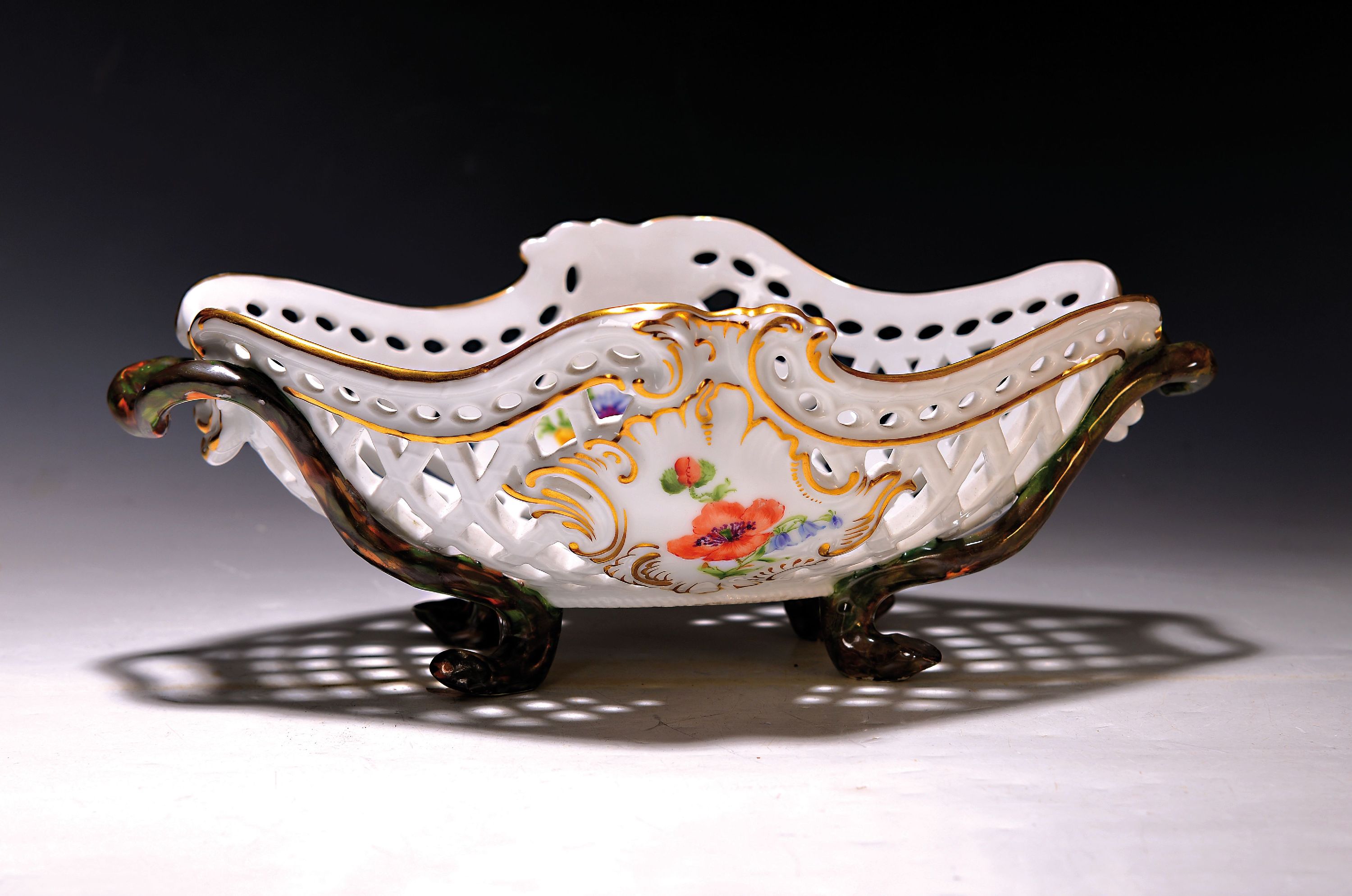 Detail r: Speiseservice Neubrandenstein, Royal Copenhagen, 1870-1890, Porzellan, Goldrand, handbemalt mit Blumen, 15 Speiseteller D. 25 cm, 9 Suppenteller D. ...