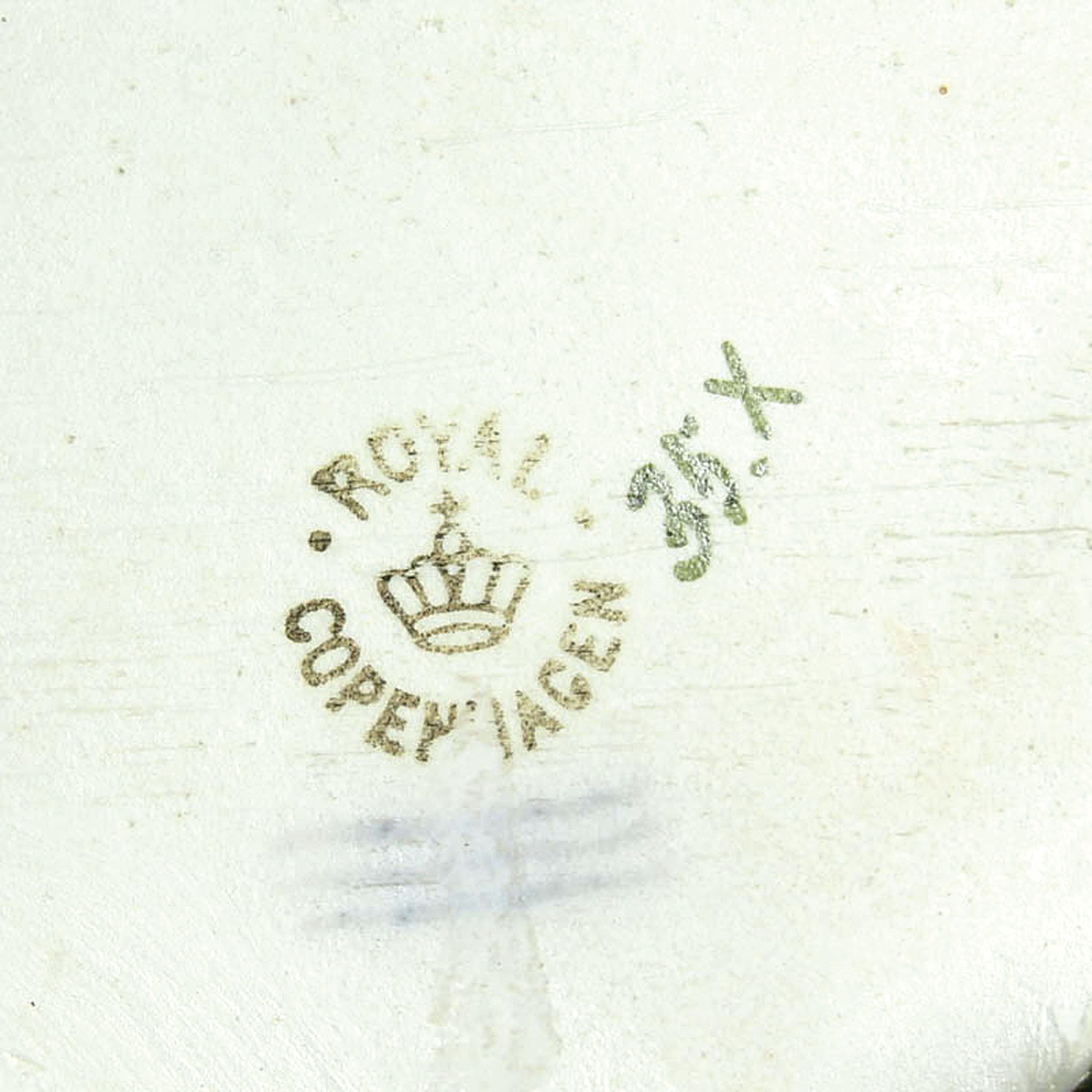 Detail s: Speiseservice Neubrandenstein, Royal Copenhagen, 1870-1890, Porzellan, Goldrand, handbemalt mit Blumen, 15 Speiseteller D. 25 cm, 9 Suppenteller D. ...