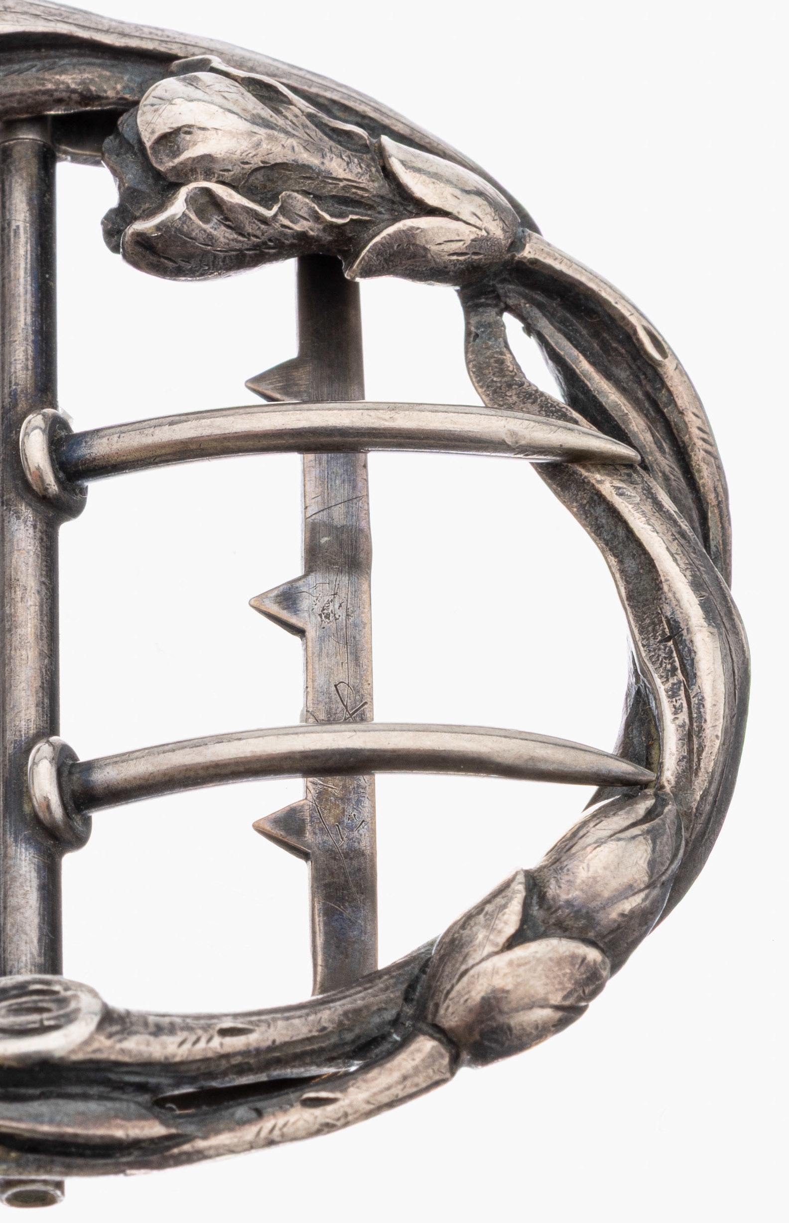 Detail b: Jugendstil-Gürtelschließe, Frankreich um 1900, 800er Silber, Eberkopfpunze, Meistermarke in Raute BAUDET, asymm. Aufbau, plastischer Dekor mit ...