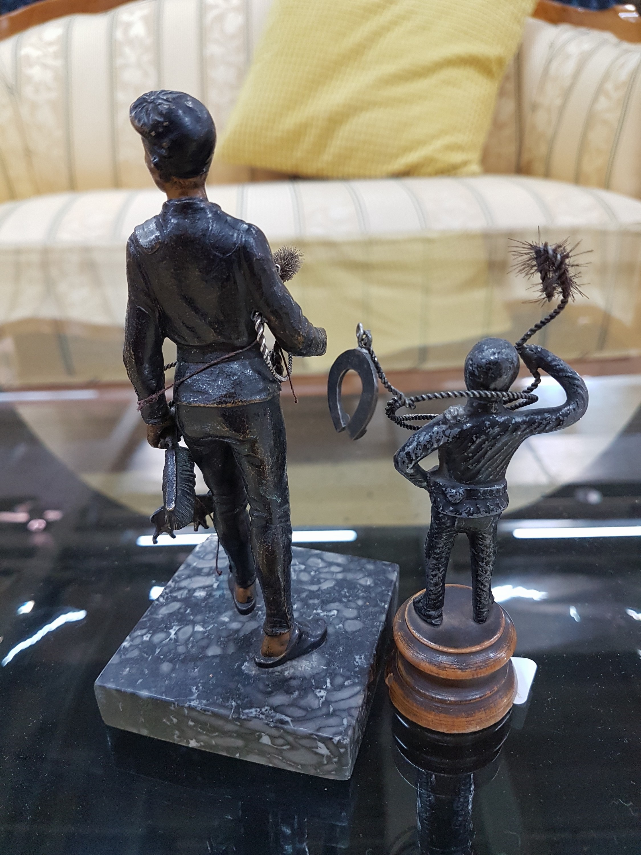 Detail e: Zwei Metallgussskulpturen, Schornstein- oder Kaminfeger, 20.Jh., 1x Bronze auf Steinsockel, dieser l. an einer Kante best., H.ca. 15.5 cm, kleine ...