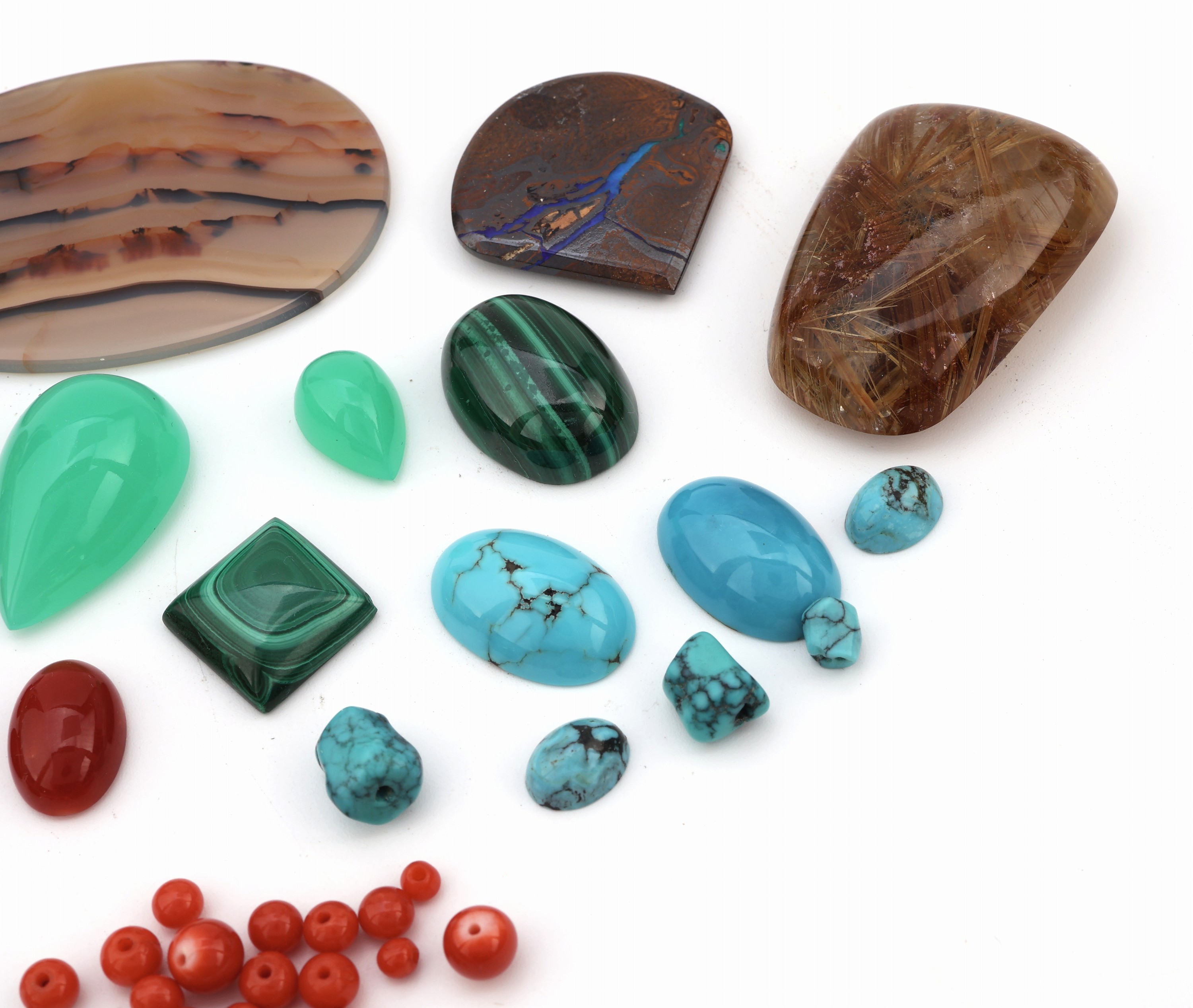 Detail a: Fundgrube div. Farbsteine, best. aus: 2 Rutilquarz-Cabochons zus. ca. 150.74 ct, 2 Boulderopal in versch. Größen zus. ca. 22.19 ct, 1 ovalfacett. ...