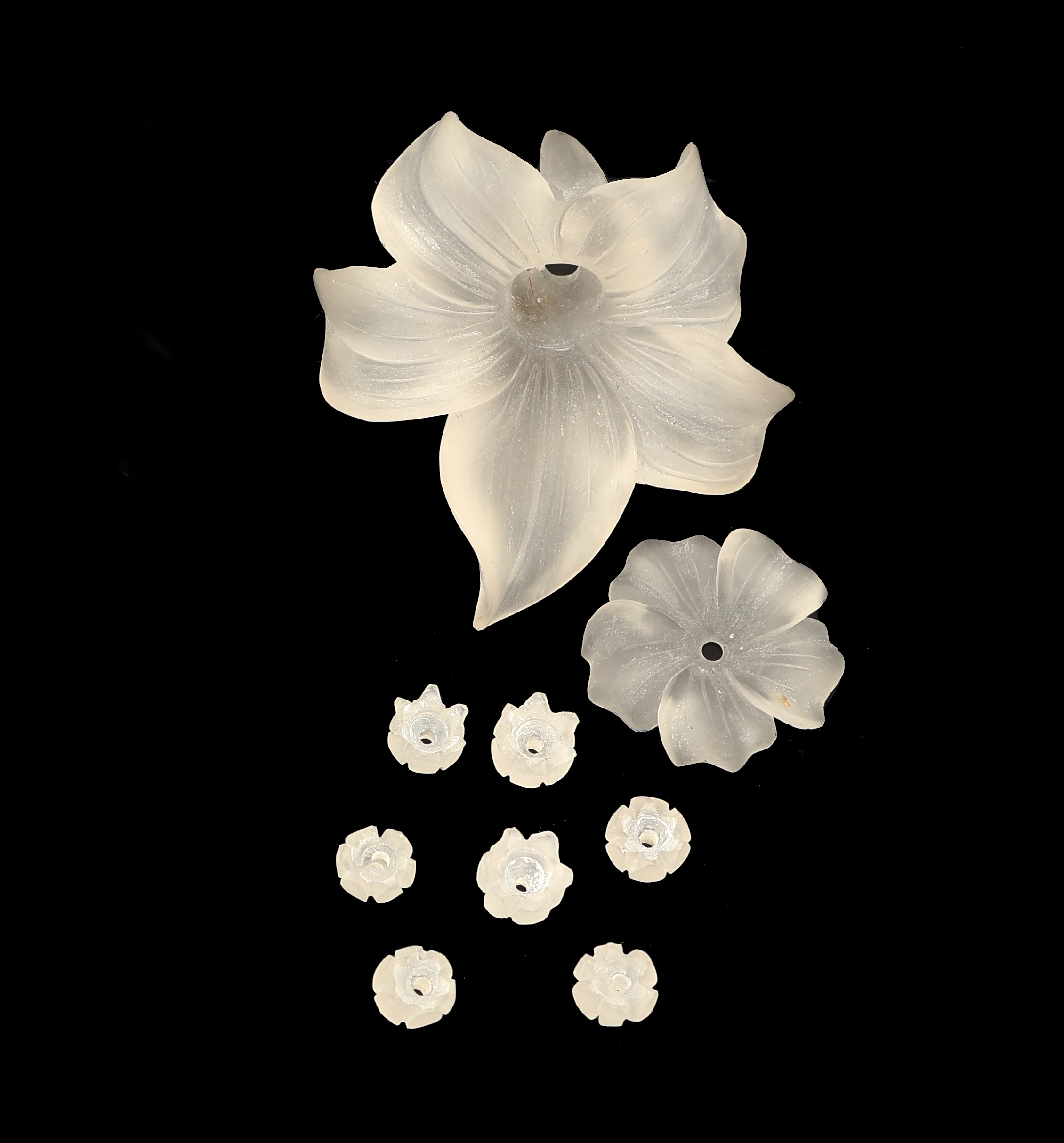 Detail a: Fundgrube div. Farbstein-Blüten, best. aus:1 Lilie aus Bergkristall geschliffen, ca. 4.4 x 4 cm, 1 Bergkristall-Blüte, ca. 2 x 2 cm, 7 kl. ...