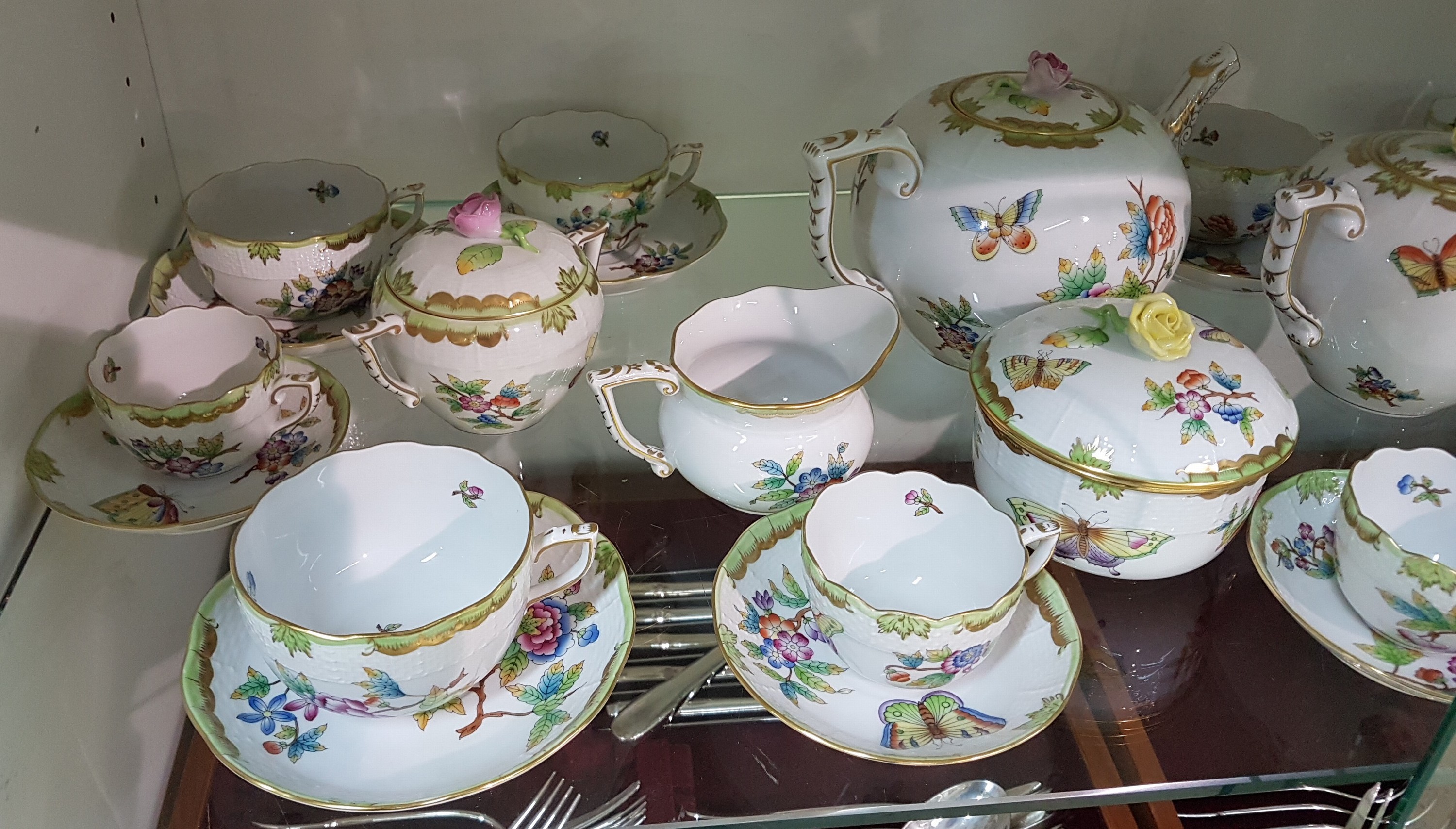 Detail a: Teeservice, Herend Ungarn, Dekor Viktoria, kleine und große Teekanne, zwei Milchkännchen, gr. und kl. Zuckerdose, 6 Teetassen mit Untertassen, dazu ...
