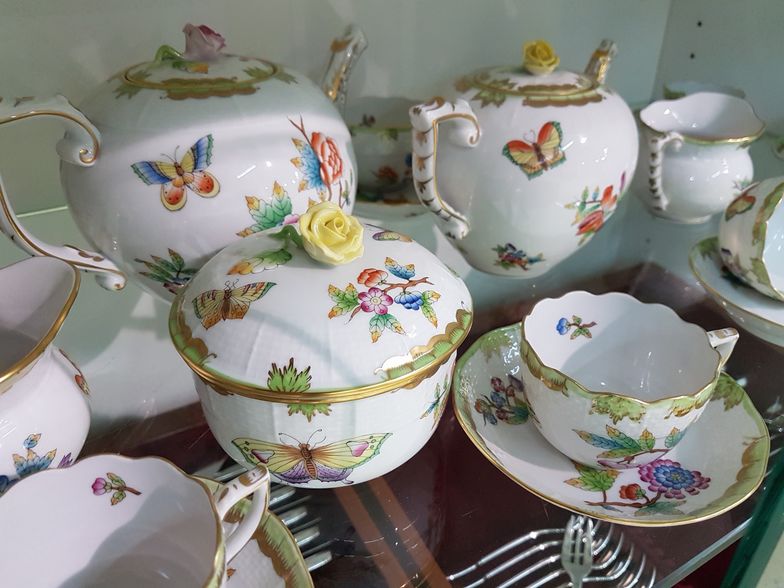 Detail b: Teeservice, Herend Ungarn, Dekor Viktoria, kleine und große Teekanne, zwei Milchkännchen, gr. und kl. Zuckerdose, 6 Teetassen mit Untertassen, dazu ...
