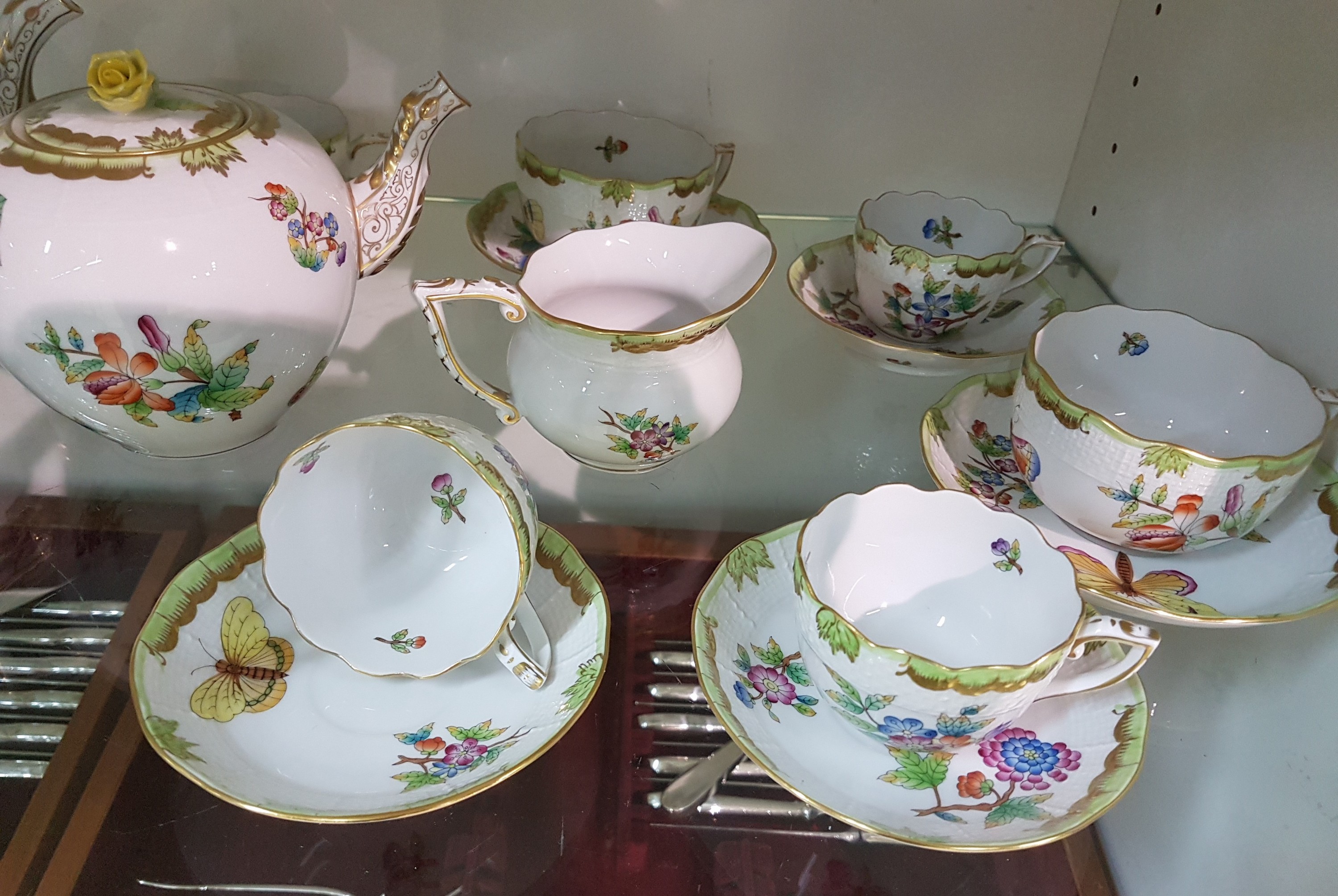 Detail c: Teeservice, Herend Ungarn, Dekor Viktoria, kleine und große Teekanne, zwei Milchkännchen, gr. und kl. Zuckerdose, 6 Teetassen mit Untertassen, dazu ...