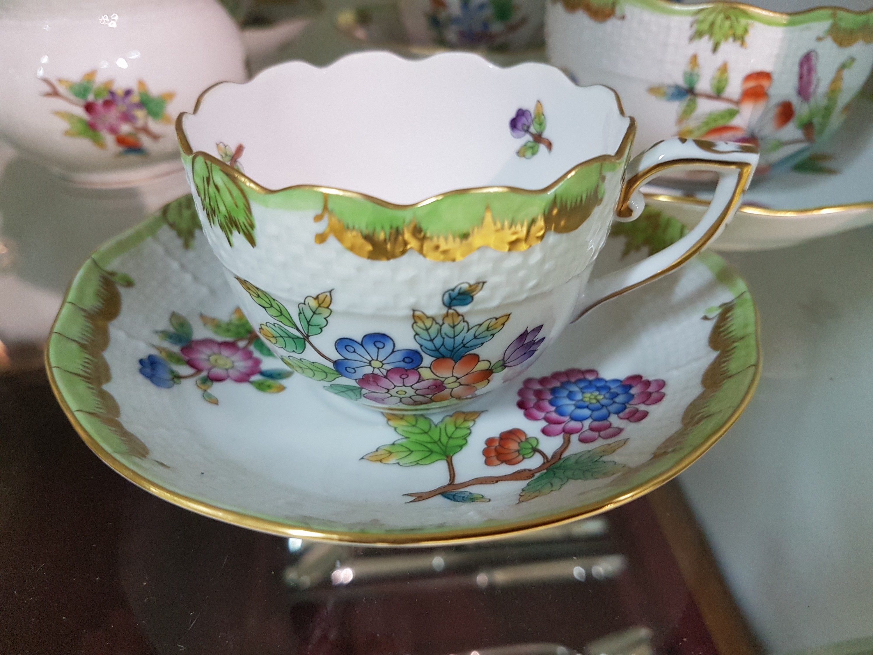 Detail d: Teeservice, Herend Ungarn, Dekor Viktoria, kleine und große Teekanne, zwei Milchkännchen, gr. und kl. Zuckerdose, 6 Teetassen mit Untertassen, dazu ...