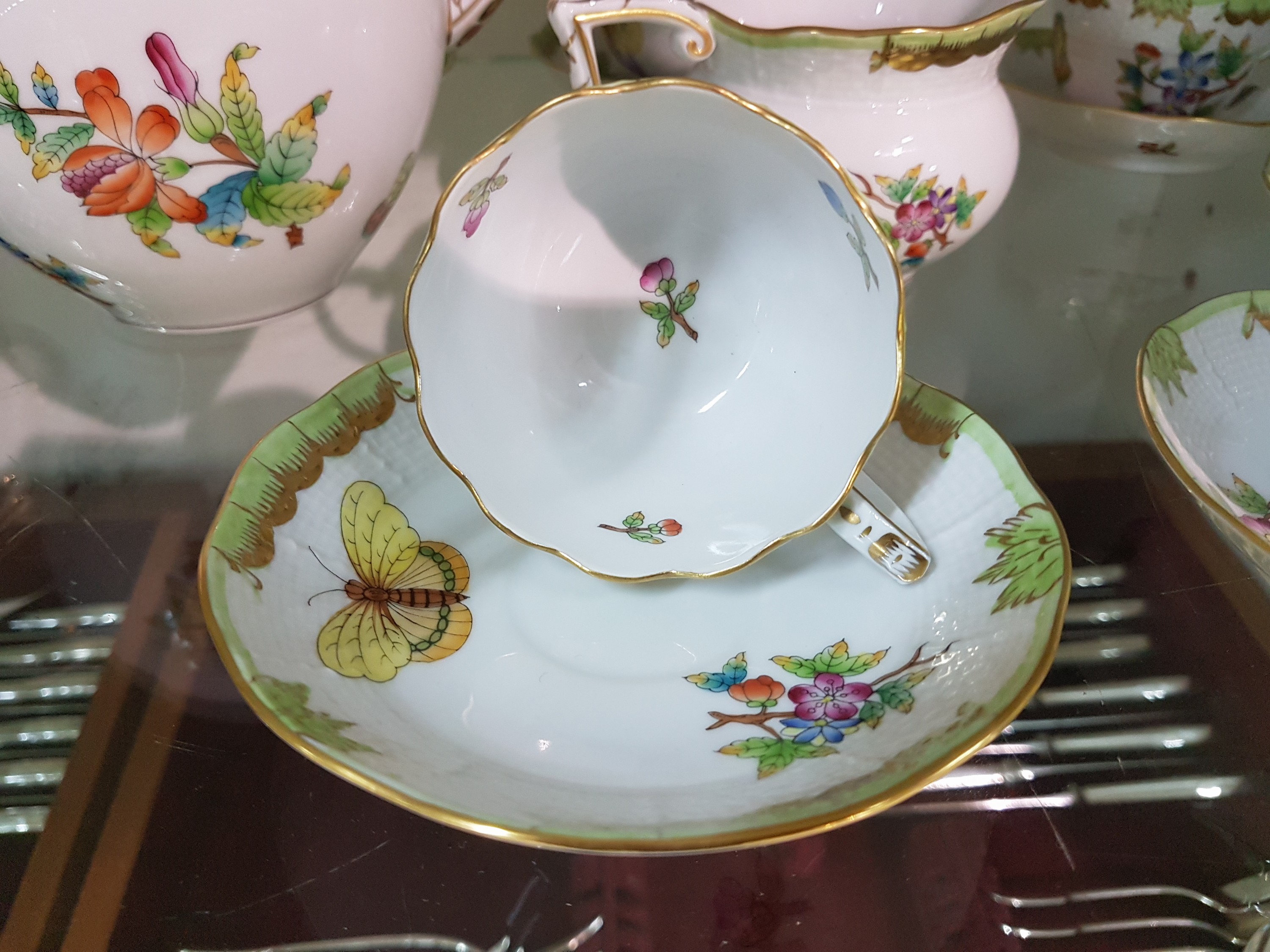 Detail e: Teeservice, Herend Ungarn, Dekor Viktoria, kleine und große Teekanne, zwei Milchkännchen, gr. und kl. Zuckerdose, 6 Teetassen mit Untertassen, dazu ...