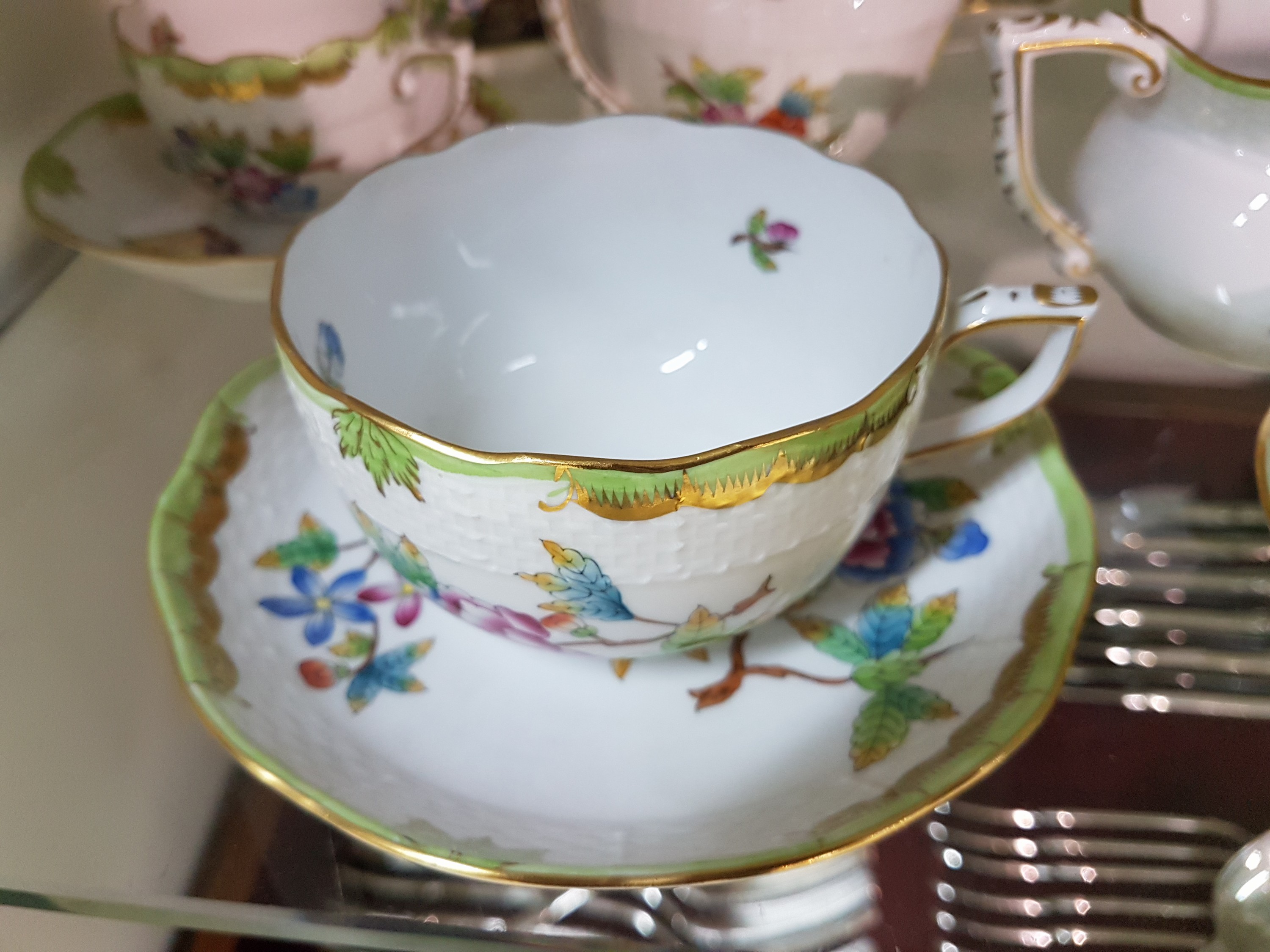 Detail f: Teeservice, Herend Ungarn, Dekor Viktoria, kleine und große Teekanne, zwei Milchkännchen, gr. und kl. Zuckerdose, 6 Teetassen mit Untertassen, dazu ...