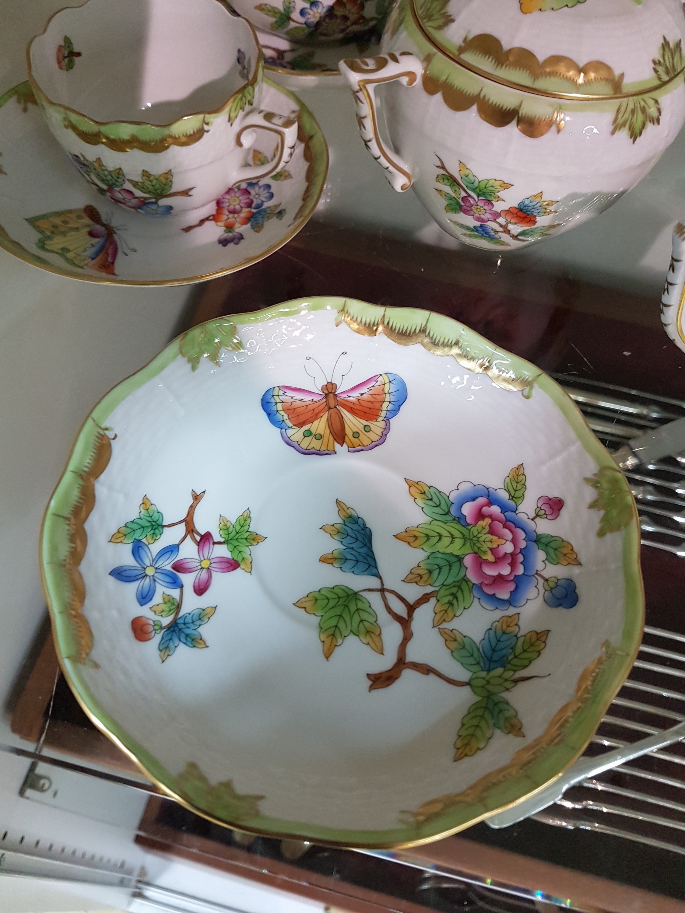 Detail g: Teeservice, Herend Ungarn, Dekor Viktoria, kleine und große Teekanne, zwei Milchkännchen, gr. und kl. Zuckerdose, 6 Teetassen mit Untertassen, dazu ...