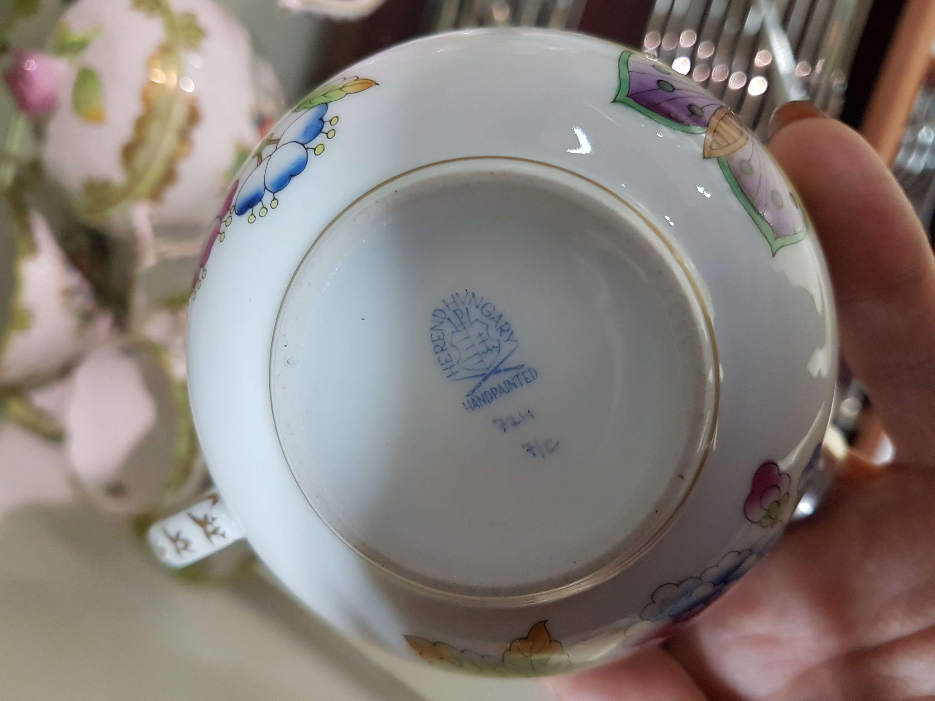 Detail h: Teeservice, Herend Ungarn, Dekor Viktoria, kleine und große Teekanne, zwei Milchkännchen, gr. und kl. Zuckerdose, 6 Teetassen mit Untertassen, dazu ...