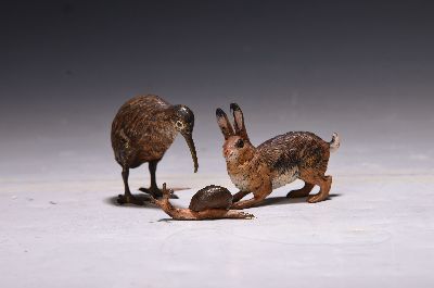 Image 26955027 - Drei Wiener Bronzen, 20.Jh., Feldhase gemarkt Austria, L.ca. 7 cm; Kiwi H.ca. 6 cm, ...