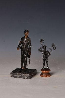 Image Zwei Metallgussskulpturen, Schornstein- oder Kaminfeger, 20.Jh., 1x Bronze auf ...