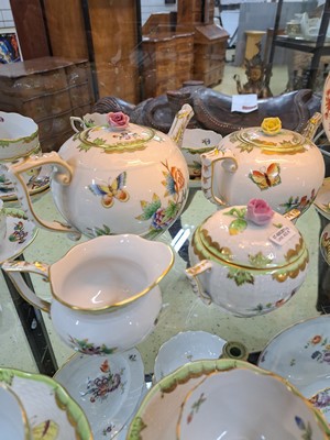 26955083e - Teeservice, Herend Ungarn, Dekor Viktoria, kleine und große Teekanne, zwei ...