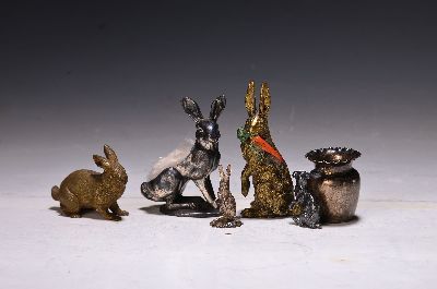 Image 26955088 - Fünf Hasenfiguren, 20.Jh., Bronze: Hase mit Mohrrübe H.ca. 9 cm, sitzender ...