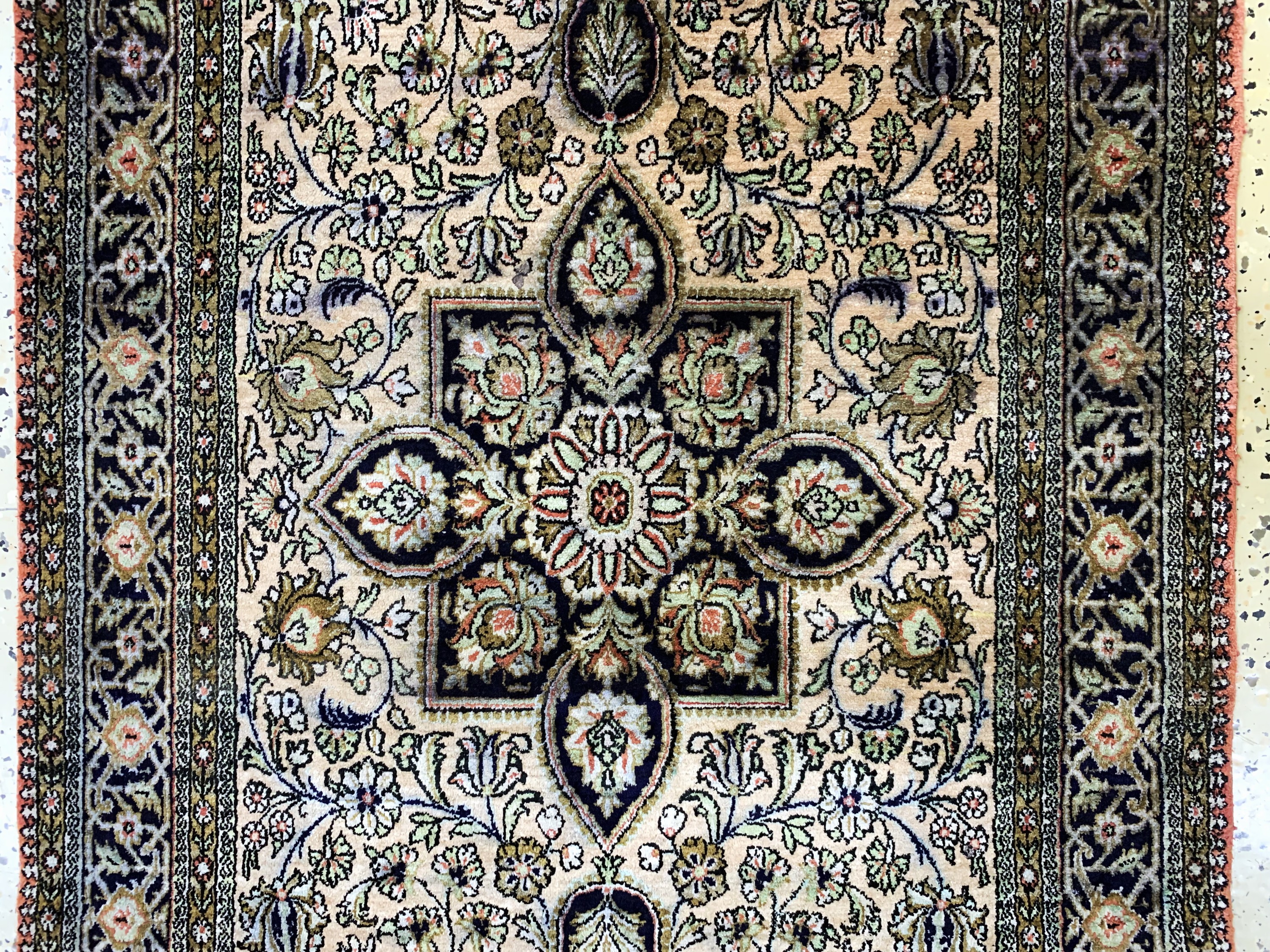 Detail b: Ghom Seide, Persien, Mitte 20.Jhd, reine Naturseide, ca. 151 x 81 cm, verfärbt, EHZ: 2