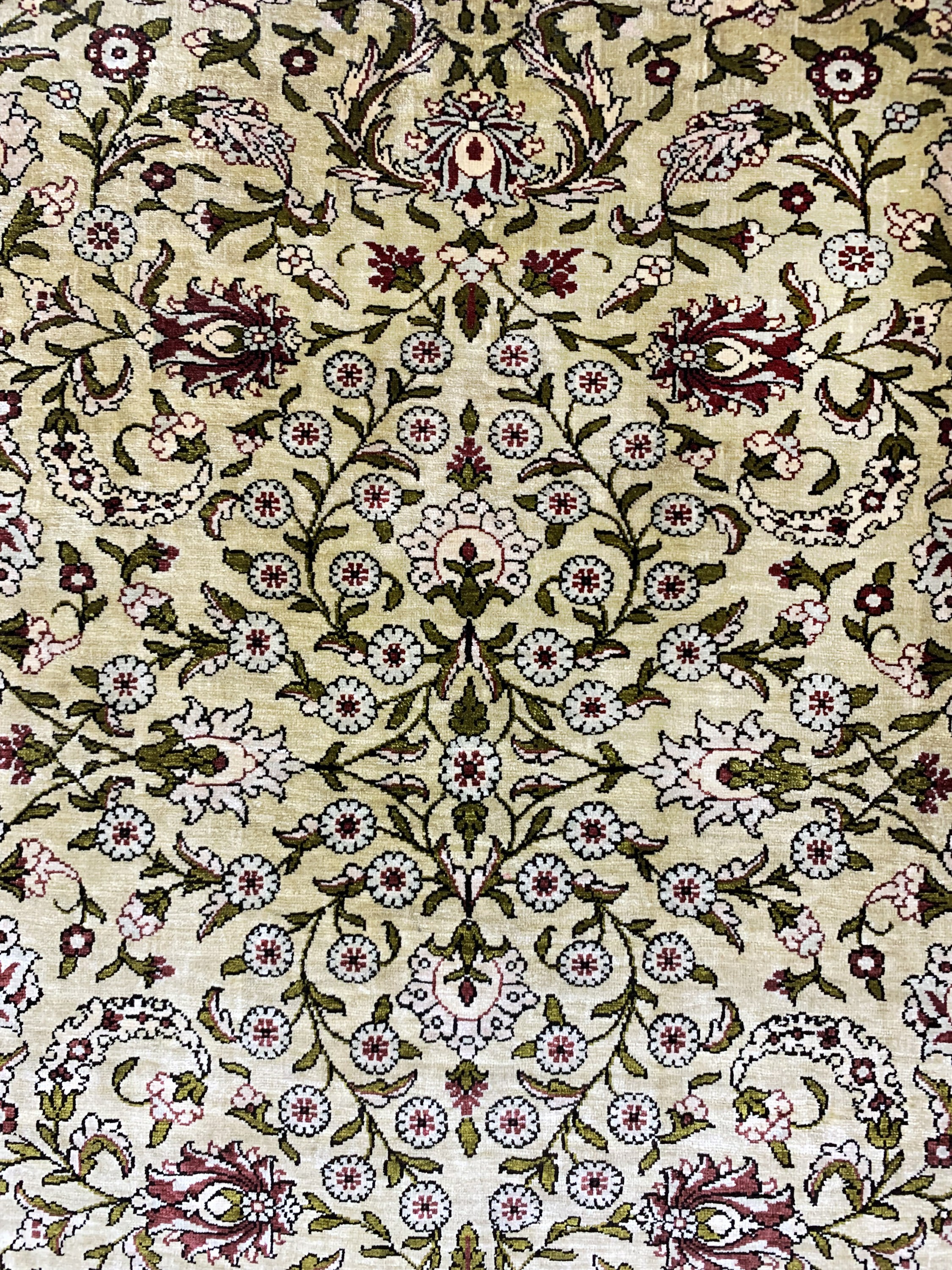 Detail b: Hereke Seide fein Türkei, signiert"Özipek",Mitte 20.Jhd, reine Naturseide, ca. 85 x 63 cm, ca. 1,0 Mio. Kn/qm, EHZ: 1-2