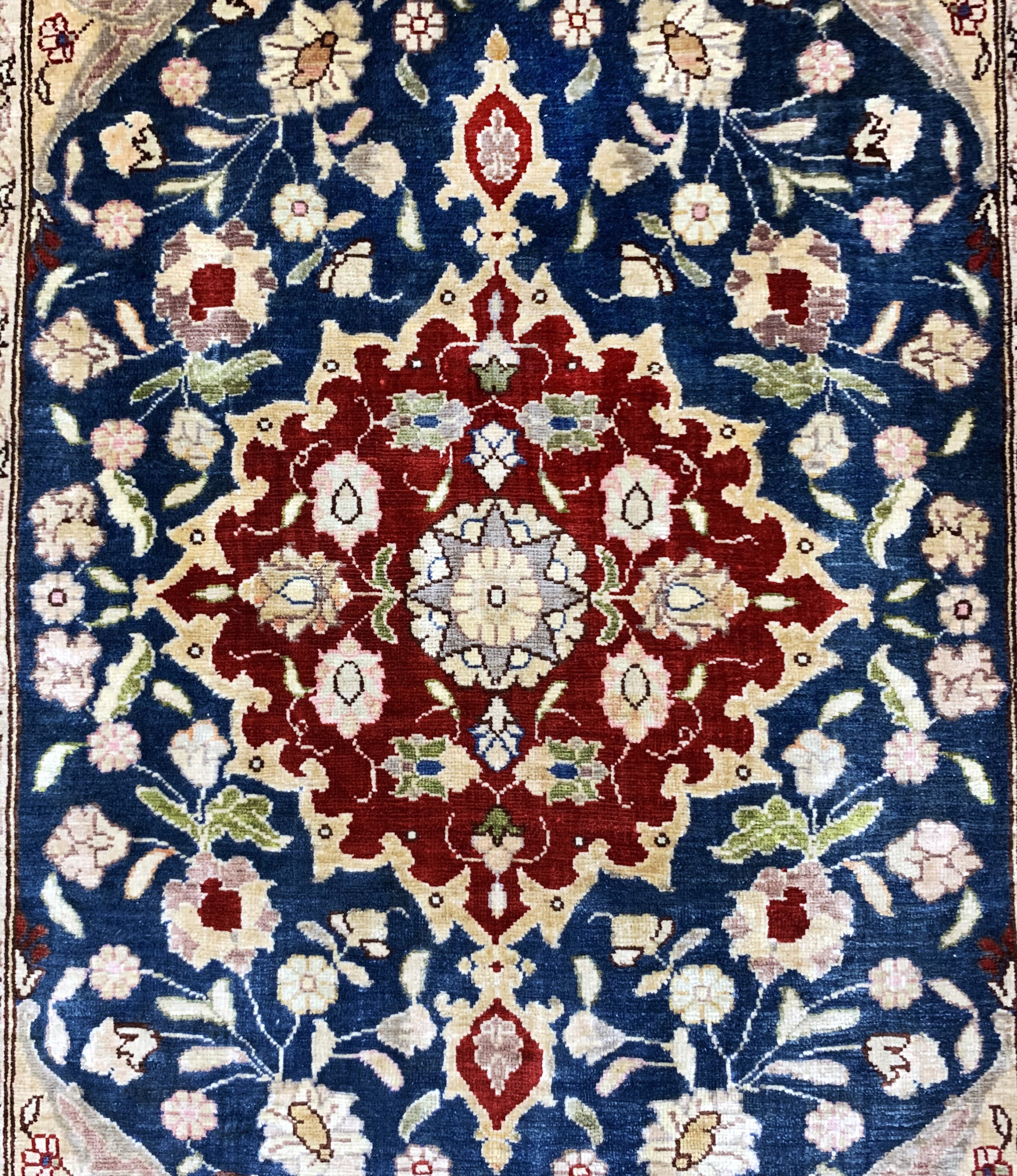Detail b: Hereke Seide fein signiert, Türkei, Mitte 20.Jhd, reine Naturseide, ca. 79 x 54 cm, ca. 1,0 Mio. Kn/qm, EHZ: 1-2