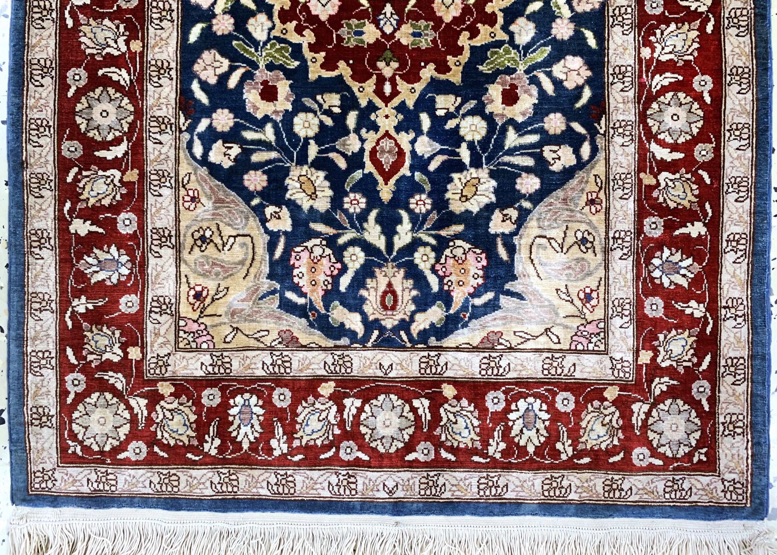 Detail c: Hereke Seide fein signiert, Türkei, Mitte 20.Jhd, reine Naturseide, ca. 79 x 54 cm, ca. 1,0 Mio. Kn/qm, EHZ: 1-2