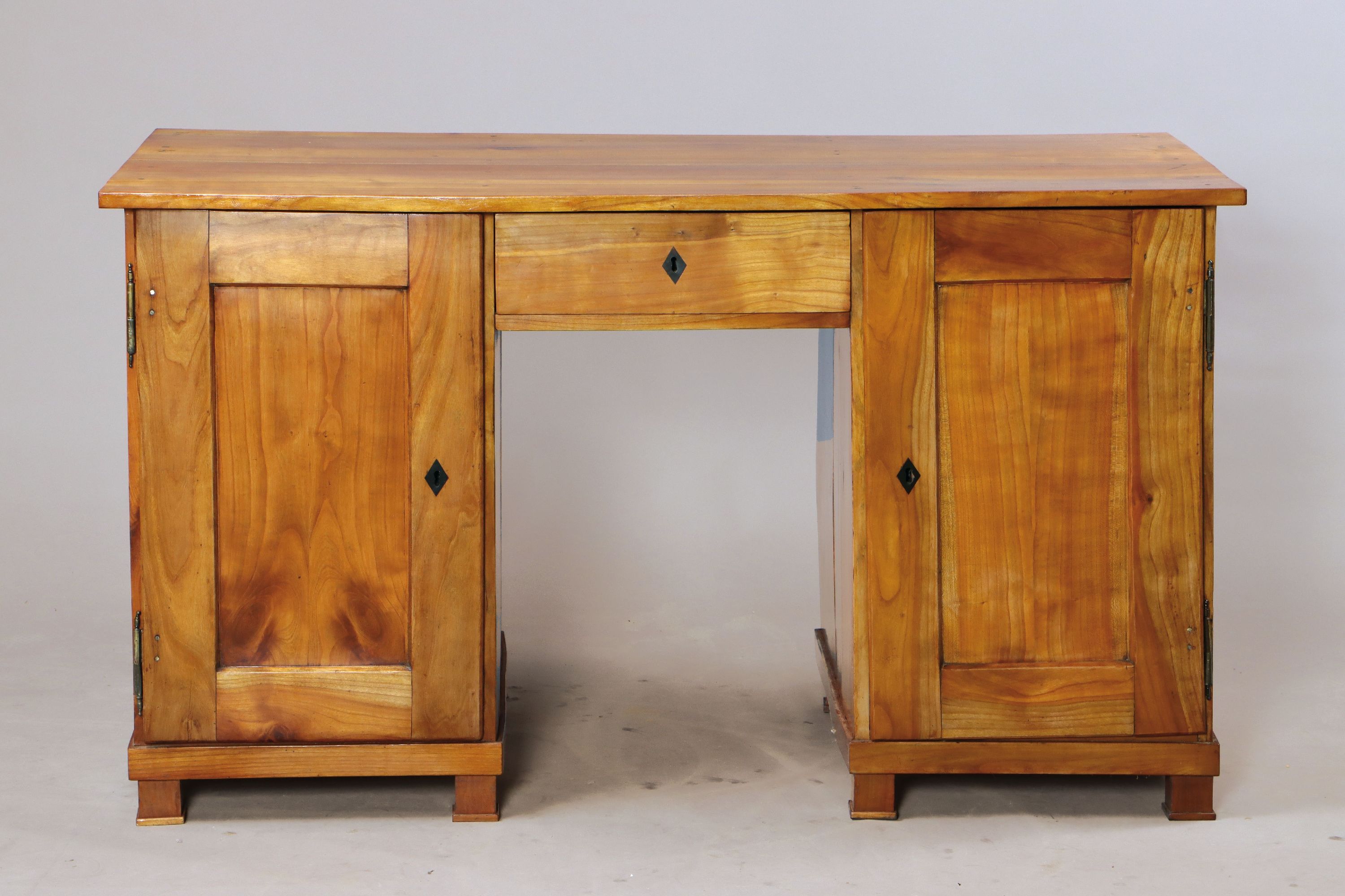 Image 26955155 - Biedermeier Schreibtisch, um 1830/40, Kirschbaumfurnier, eine Schublade, zwei Türen, ...