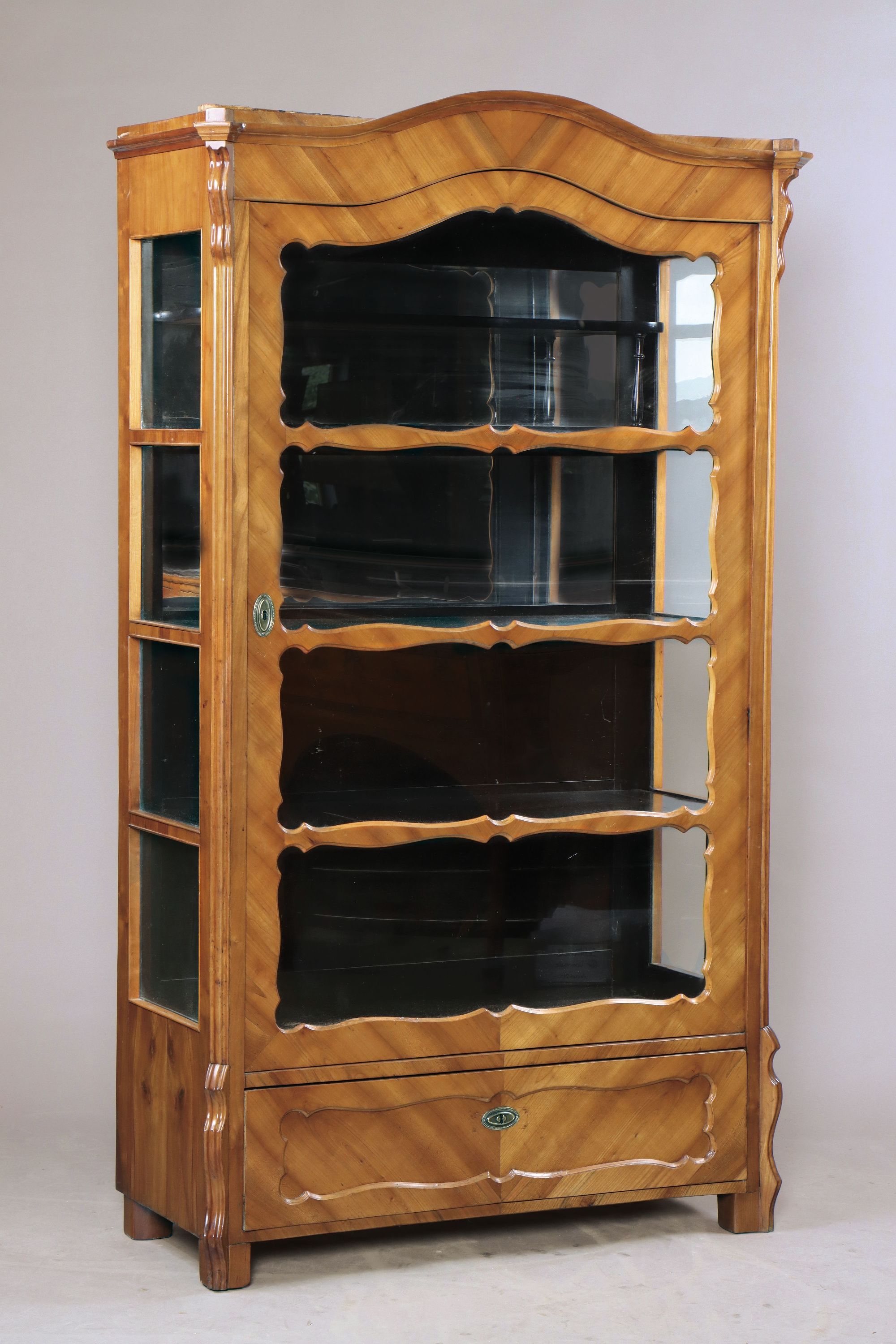 Vitrine, deutsch, um 1850, Kirschbaumfurnier, eine Tür, dreiseitig verglast, Inneneinrichtung dunkel oberes Fach mit kleinem Aufsatz, innen ...