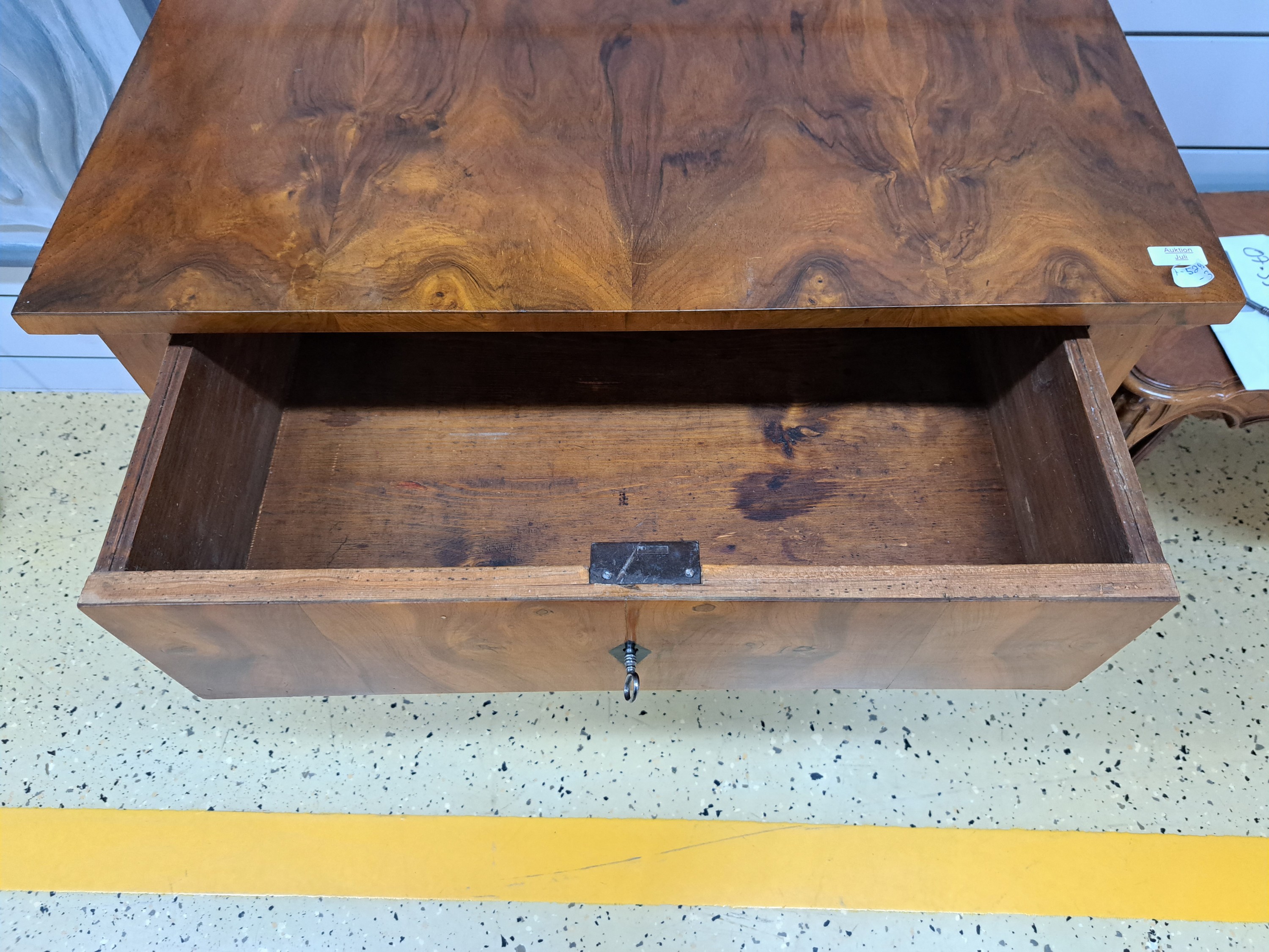 Detail b: Biedermeier Kommode, um 1830/40, Nußbaumfurnier, 3 Schubladen, ca. 84.5 x 80 x 48 cm, EZ 2, ein Schlüssel
