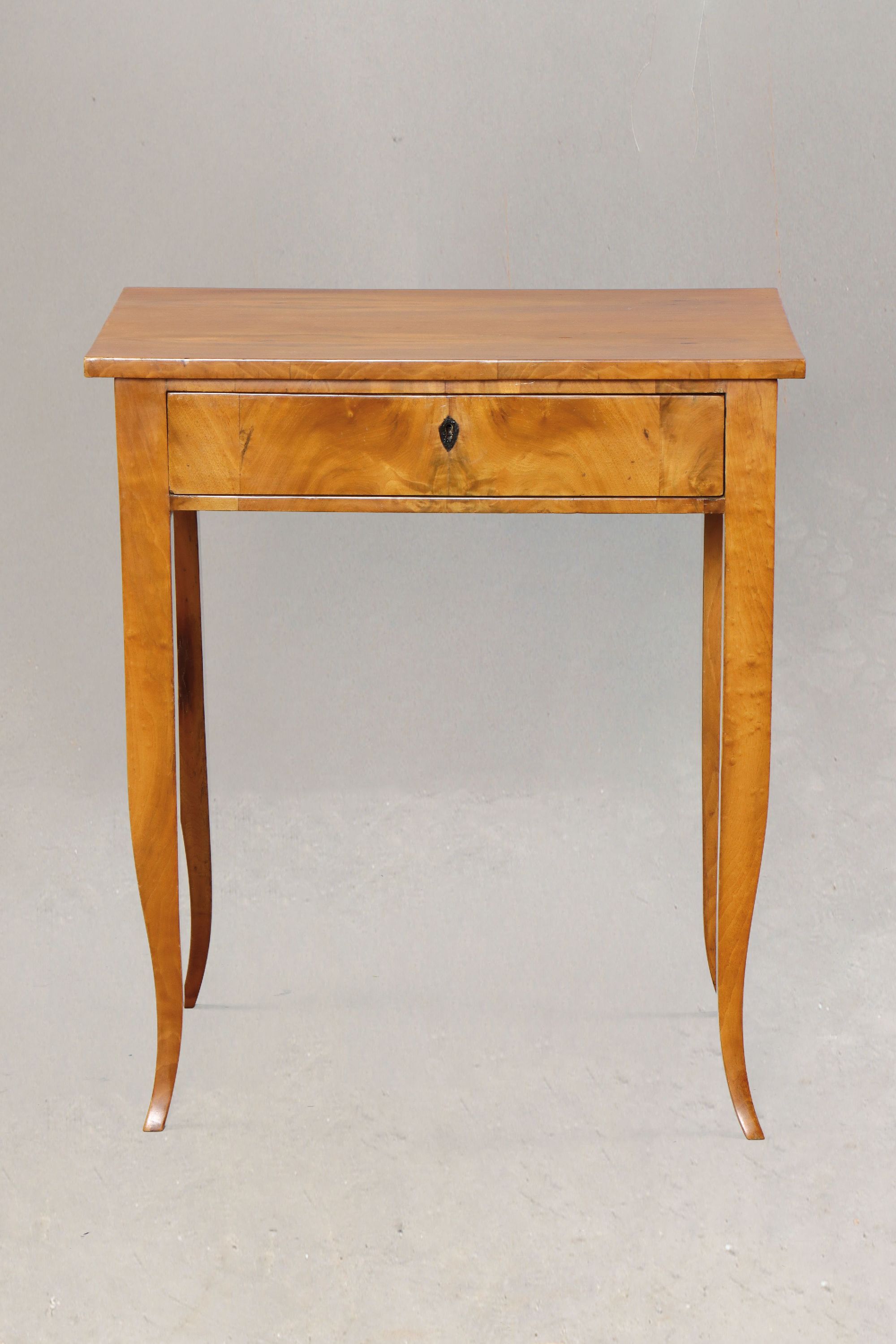 Beistelltisch/Nähtisch, Biedermeier, um 1830/40, Nußbaumfurnier, eine Schublade, Beine nach unten verjüngend und leicht ausgestellt, ca. 77 x 67 x ...