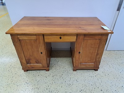 26955155a - Biedermeier Schreibtisch, um 1830/40, Kirschbaumfurnier, eine Schublade, zwei Türen, ...