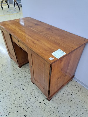 26955155b - Biedermeier Schreibtisch, um 1830/40, Kirschbaumfurnier, eine Schublade, zwei Türen, ...