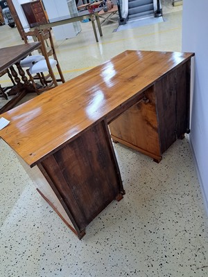 26955155d - Biedermeier Schreibtisch, um 1830/40, Kirschbaumfurnier, eine Schublade, zwei Türen, ...
