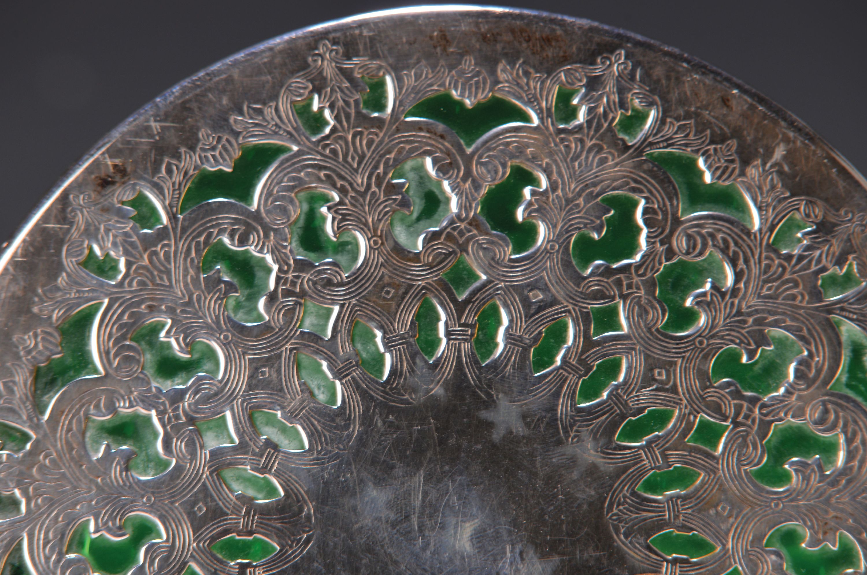 Detail b: 7 Servier/Geschirrteile, Silver overlay, 20. Jh., zwei Untersetzer grünes u. gelbes Glas, gr. Schüssel, zwei versch. Krüge, Schale, ...