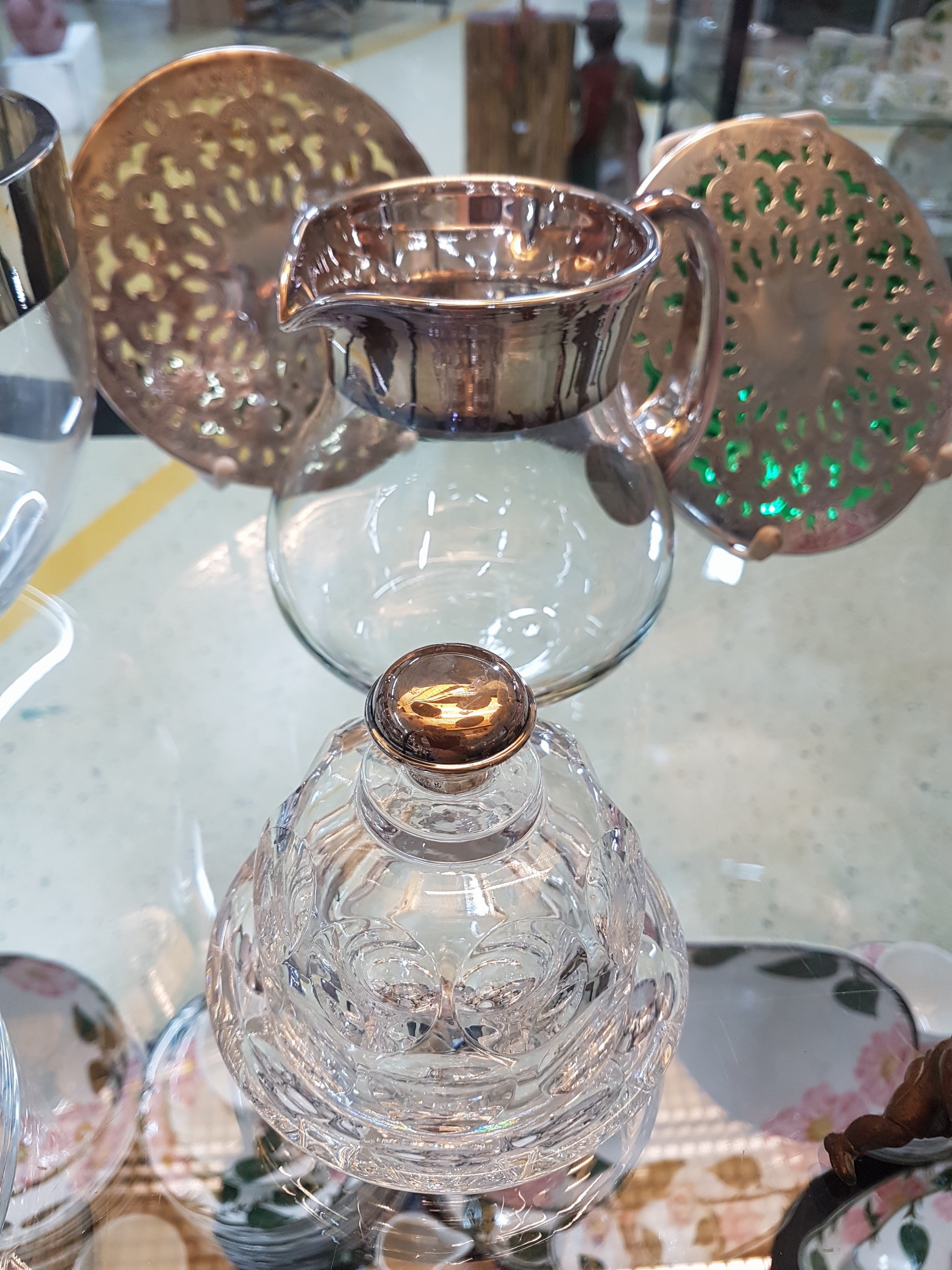 Detail d: 7 Servier/Geschirrteile, Silver overlay, 20. Jh., zwei Untersetzer grünes u. gelbes Glas, gr. Schüssel, zwei versch. Krüge, Schale, ...