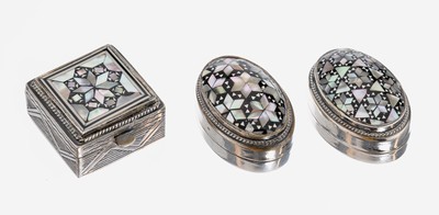 Image 26955257 - Set 3 kleine Deckeldosen, Silber, wohl Iran, 2 x oval, ca. 4 x 2.6 cm, und 1 x ...