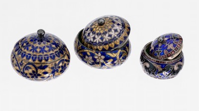 Image 26955258 - Set 3 kleine Dosen mit Email, 925er Silber,wohl Orient, 1 x D. ca. 4.2 cm, florales ...