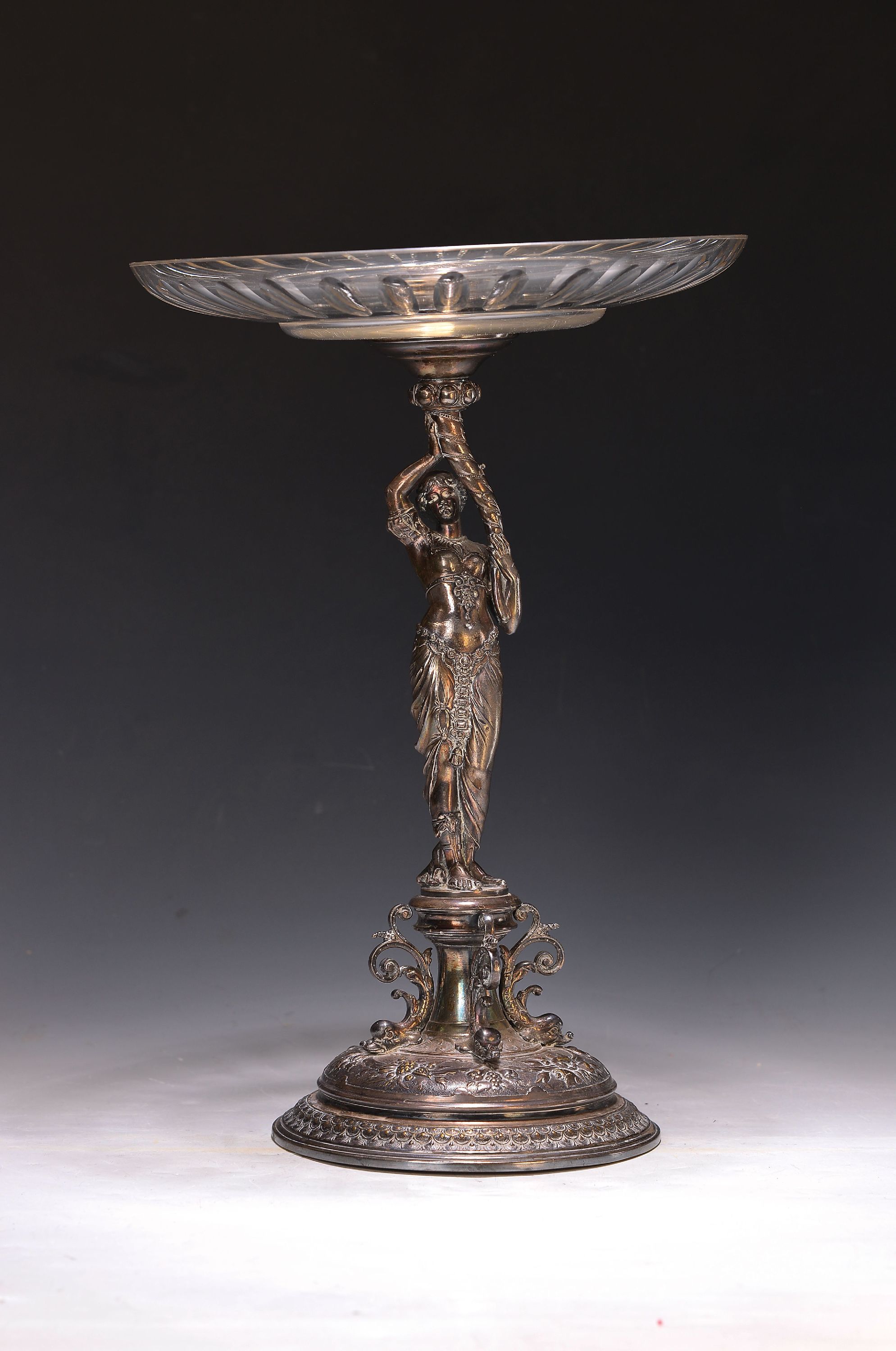 Tafelaufsatz, K & Co., um 1900, Korpus versilbert, Glasteller, Odaliske mit Füllhorn, Standfuß in historistischer Manier, H. 39 cm,1020g, leichter ...