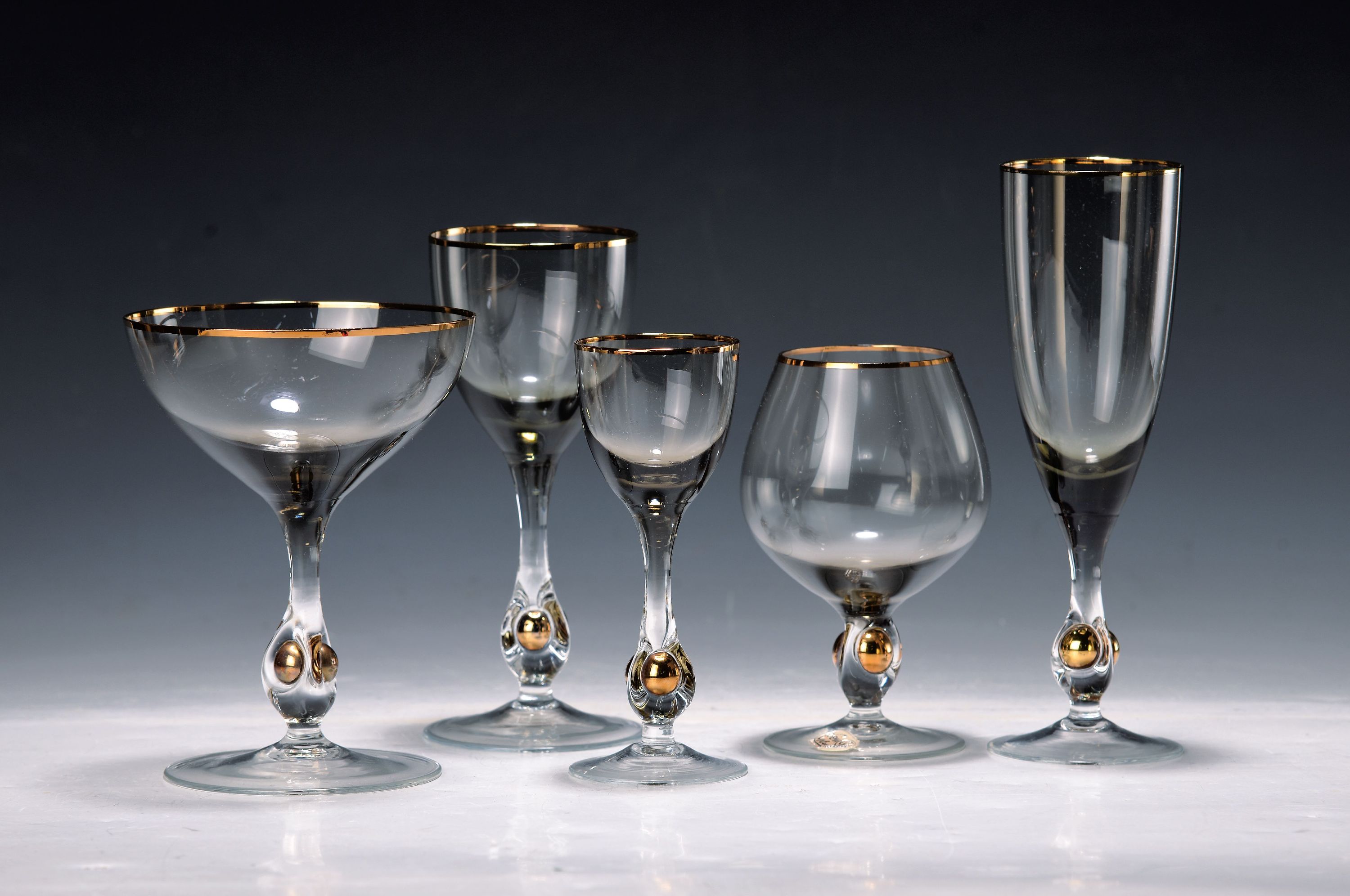 59-tlg. Trinkglasservice "Golden Zuzana", Josef Stanik, Tschechoslowakei, 1950er-Jahre , farbloses Glas mit rauchgrauem Verlauf, Nodus ...