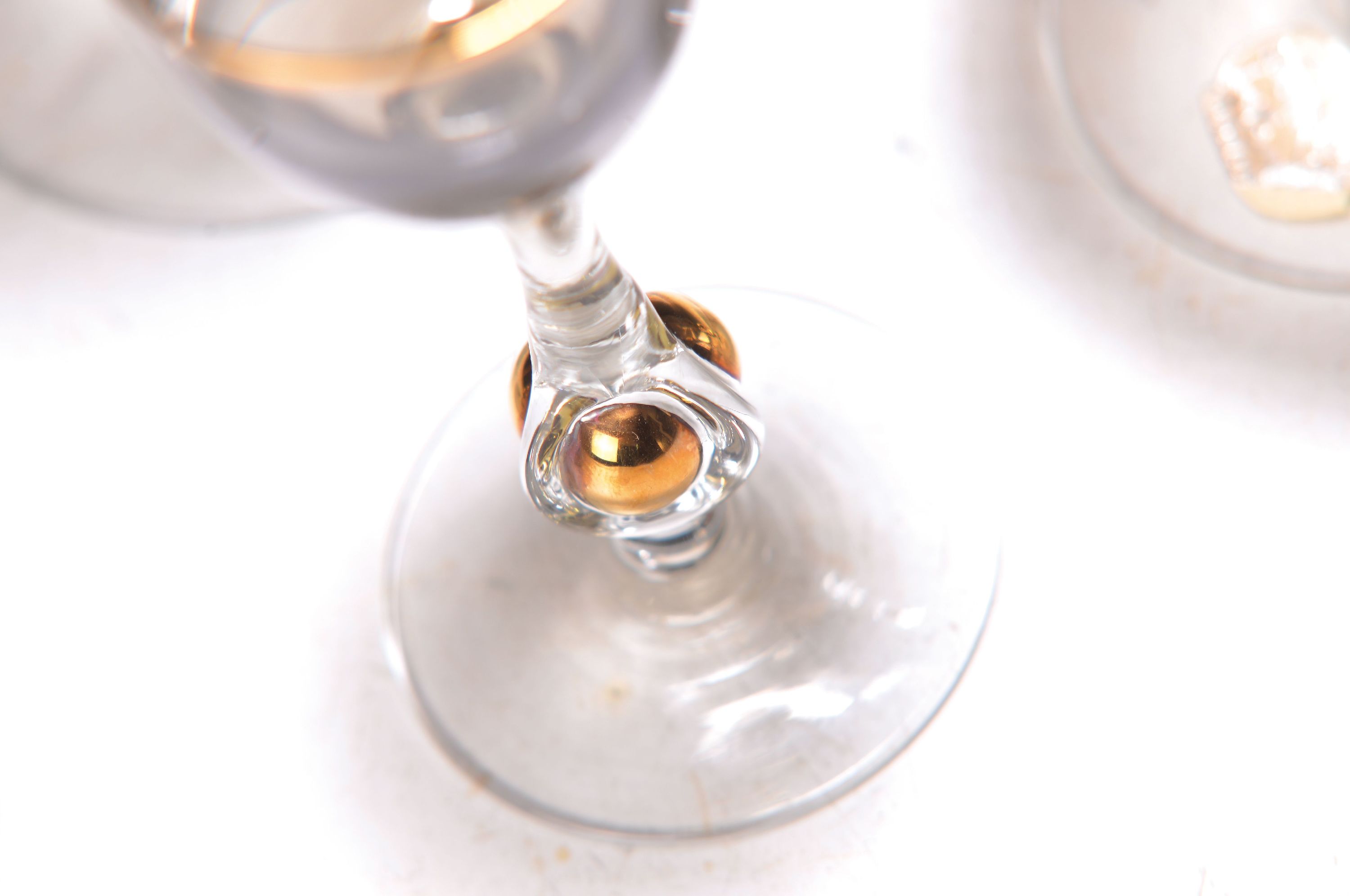 Detail a: 59-tlg. Trinkglasservice "Golden Zuzana", Josef Stanik, Tschechoslowakei, 1950er-Jahre , farbloses Glas mit rauchgrauem Verlauf, Nodus ...