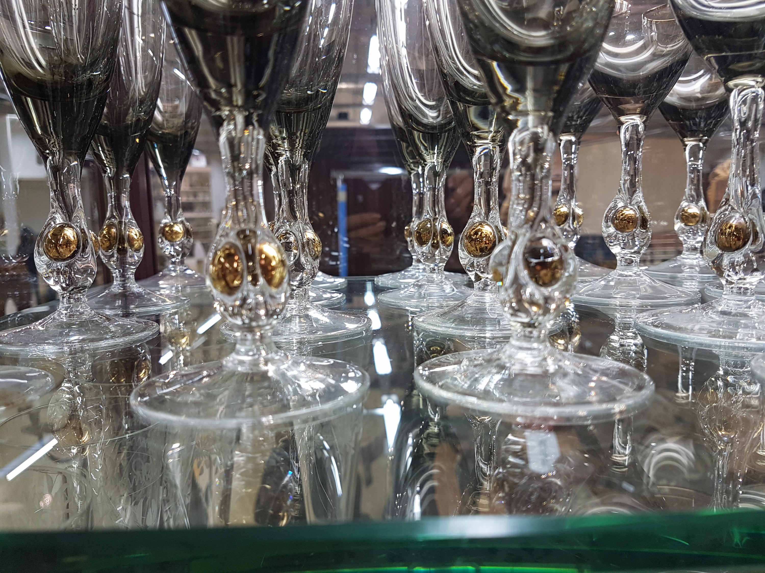 Detail c: 59-tlg. Trinkglasservice "Golden Zuzana", Josef Stanik, Tschechoslowakei, 1950er-Jahre , farbloses Glas mit rauchgrauem Verlauf, Nodus ...