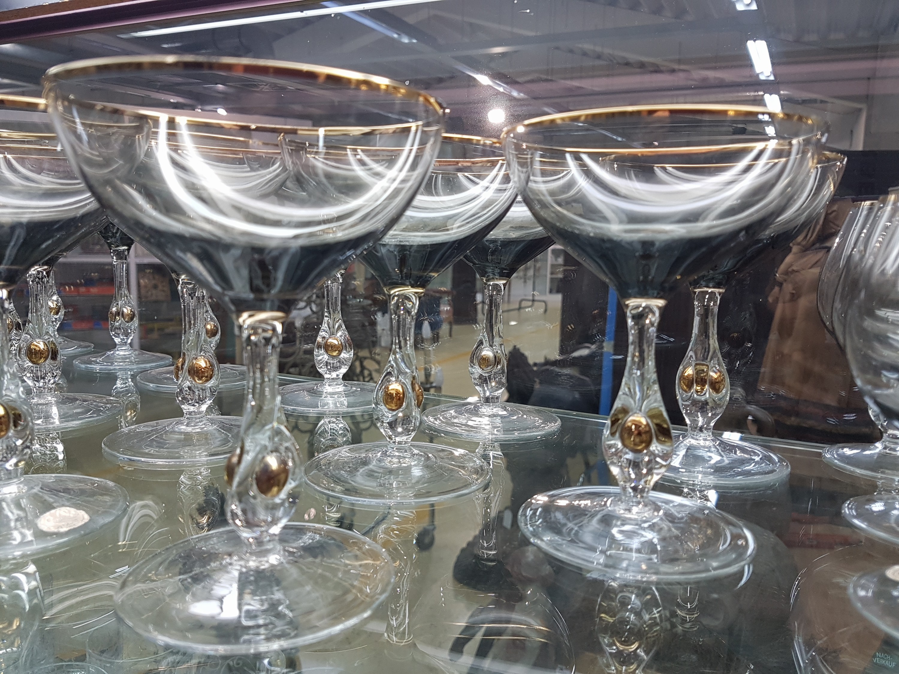Detail e: 59-tlg. Trinkglasservice "Golden Zuzana", Josef Stanik, Tschechoslowakei, 1950er-Jahre , farbloses Glas mit rauchgrauem Verlauf, Nodus ...