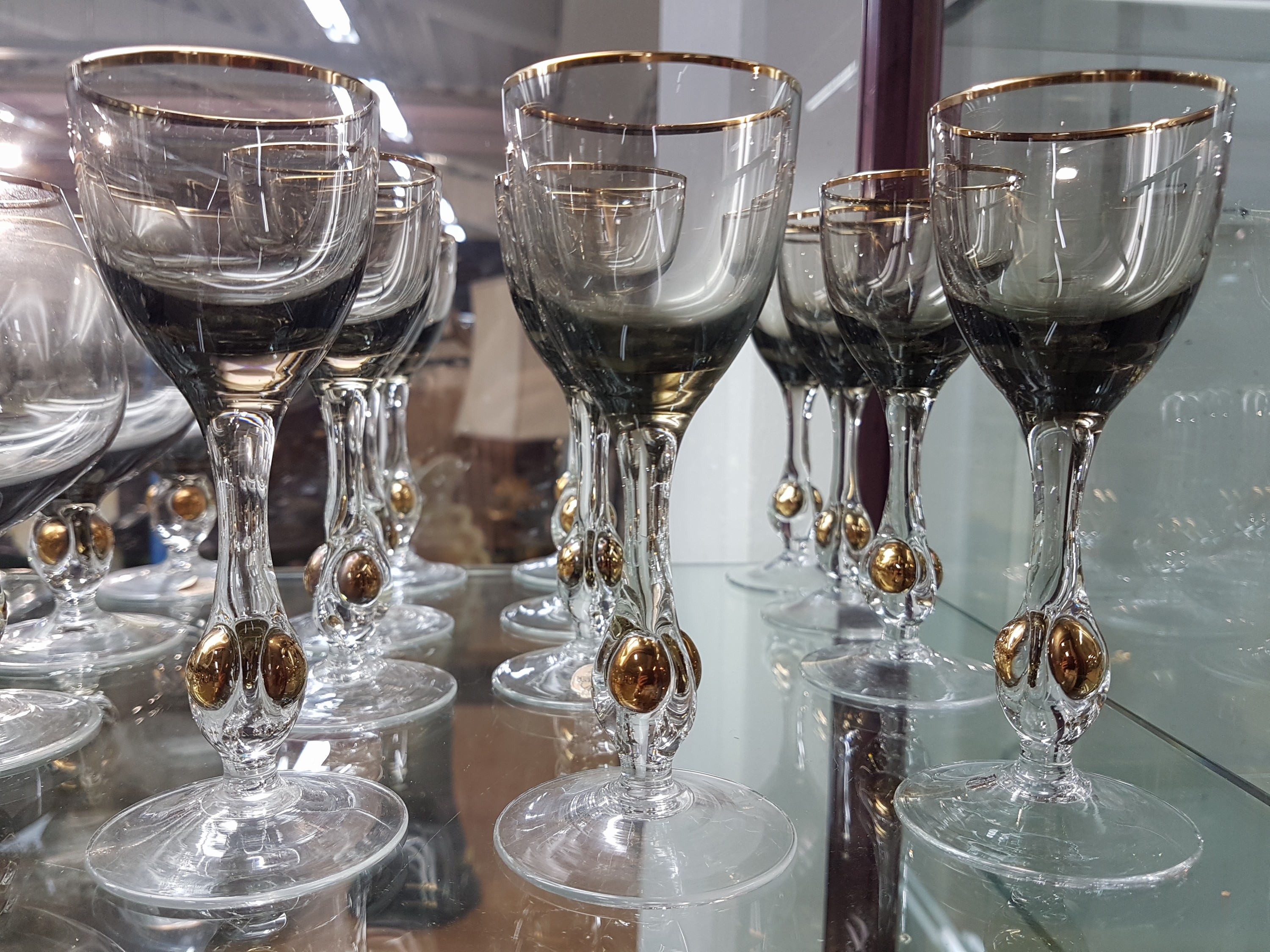 Detail g: 59-tlg. Trinkglasservice "Golden Zuzana", Josef Stanik, Tschechoslowakei, 1950er-Jahre , farbloses Glas mit rauchgrauem Verlauf, Nodus ...
